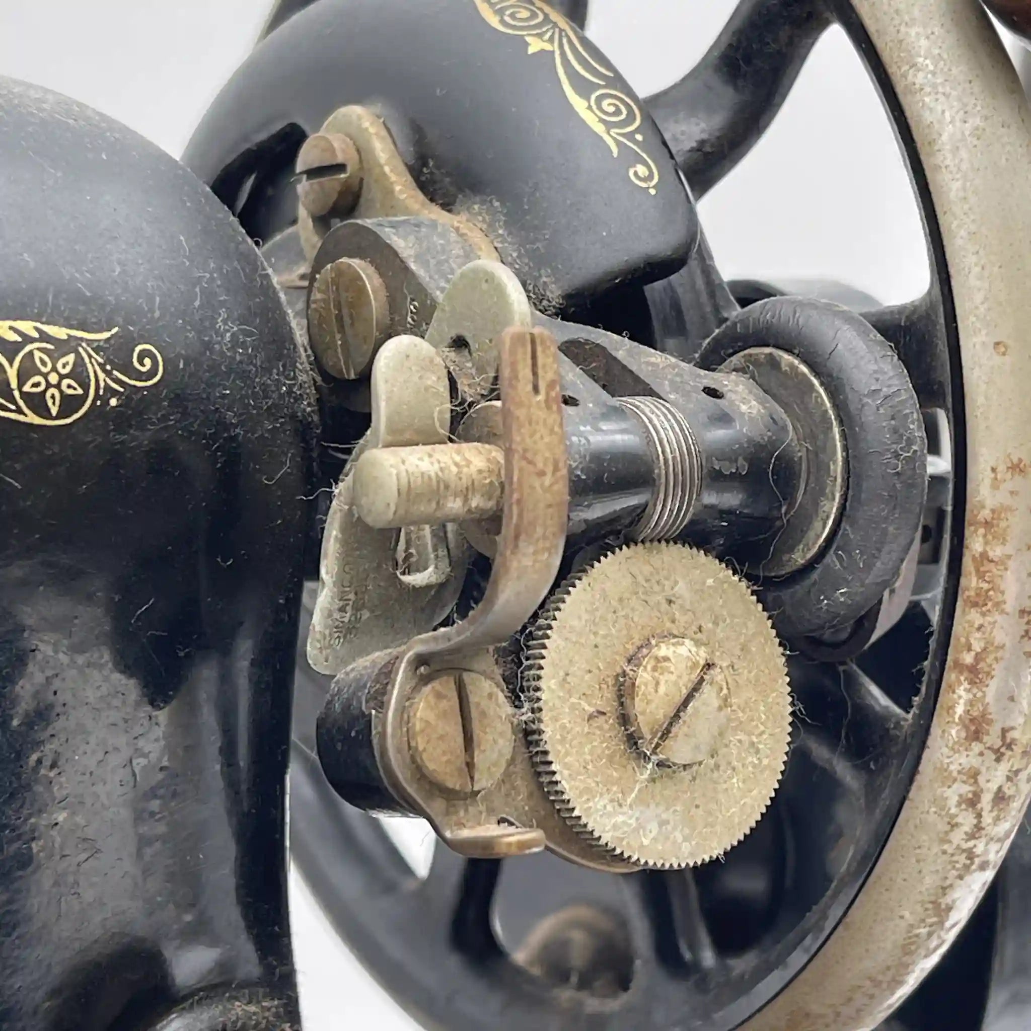 [Vintage] Hand-cranked sewing machine / Singer / 1930s / Oak / England / Case included, manual included