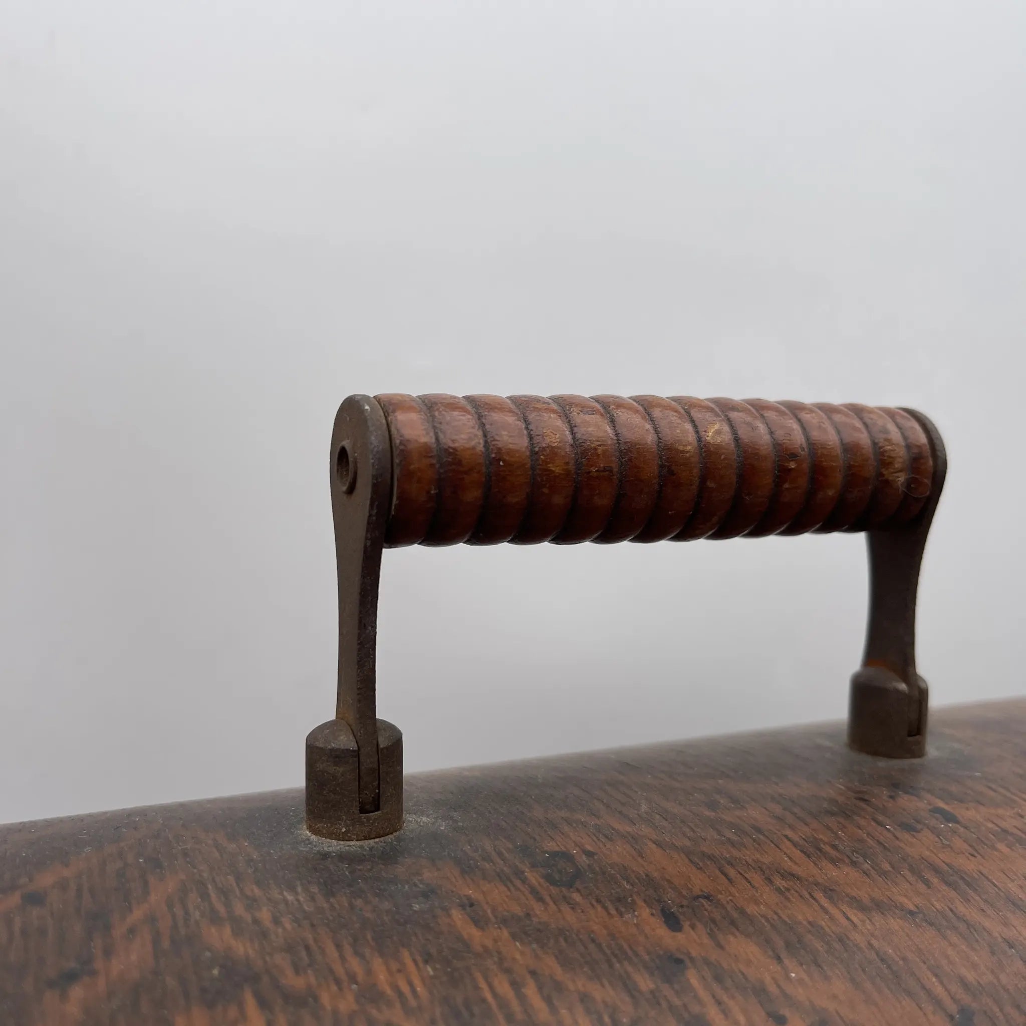 [Vintage] Hand-cranked sewing machine / Singer / 1930s / Oak / England / Case included, manual included