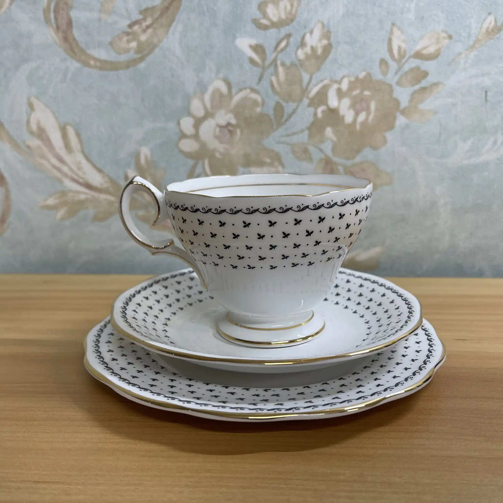 【ビンテージ】 トリオ(C&S＋デザートプレート)2P / Queen Anne / Georgian / 推定20C中期 / Fine Bone China / イギリス