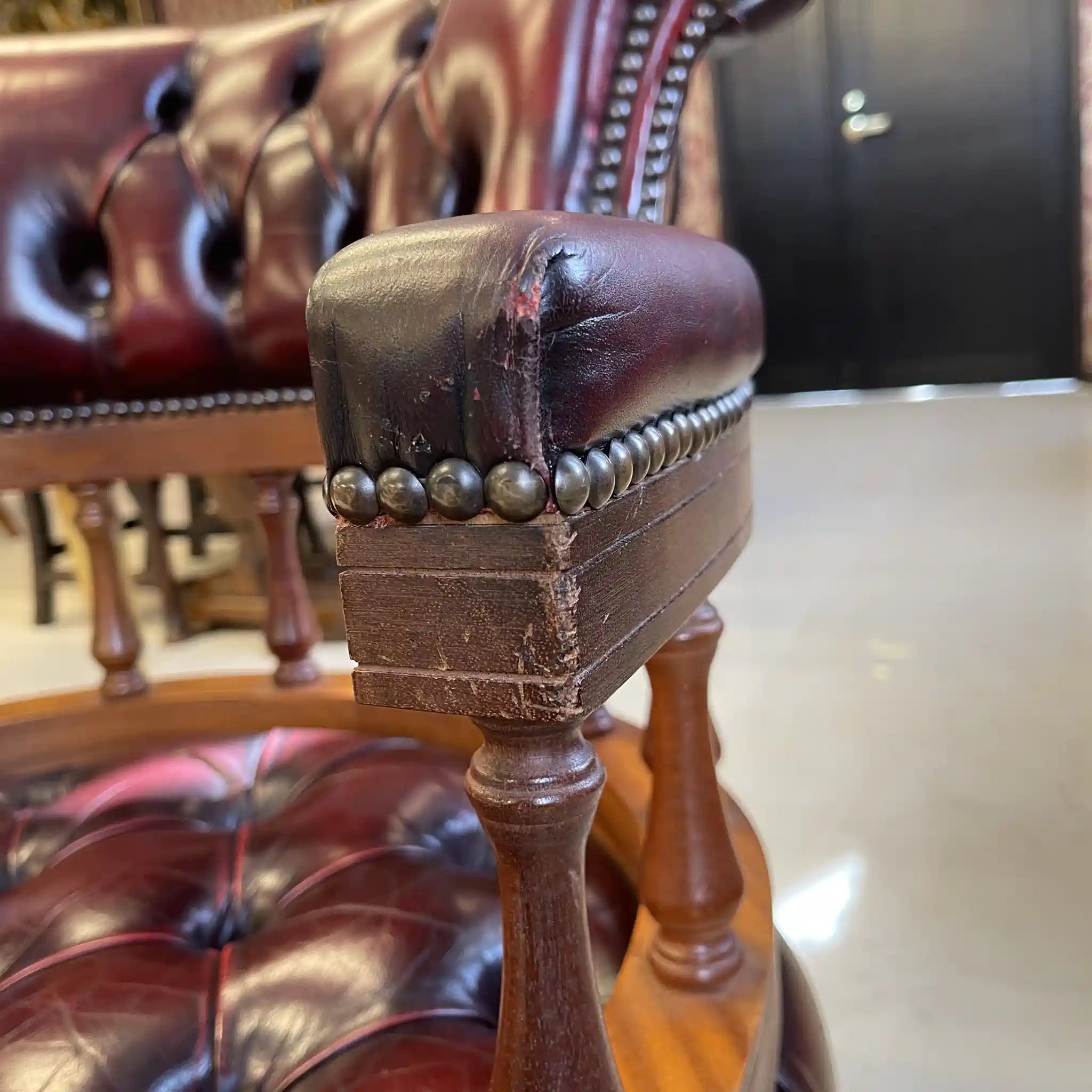 古董切斯特菲爾德醫生椅 / 英國 / 皮革撕裂已修復