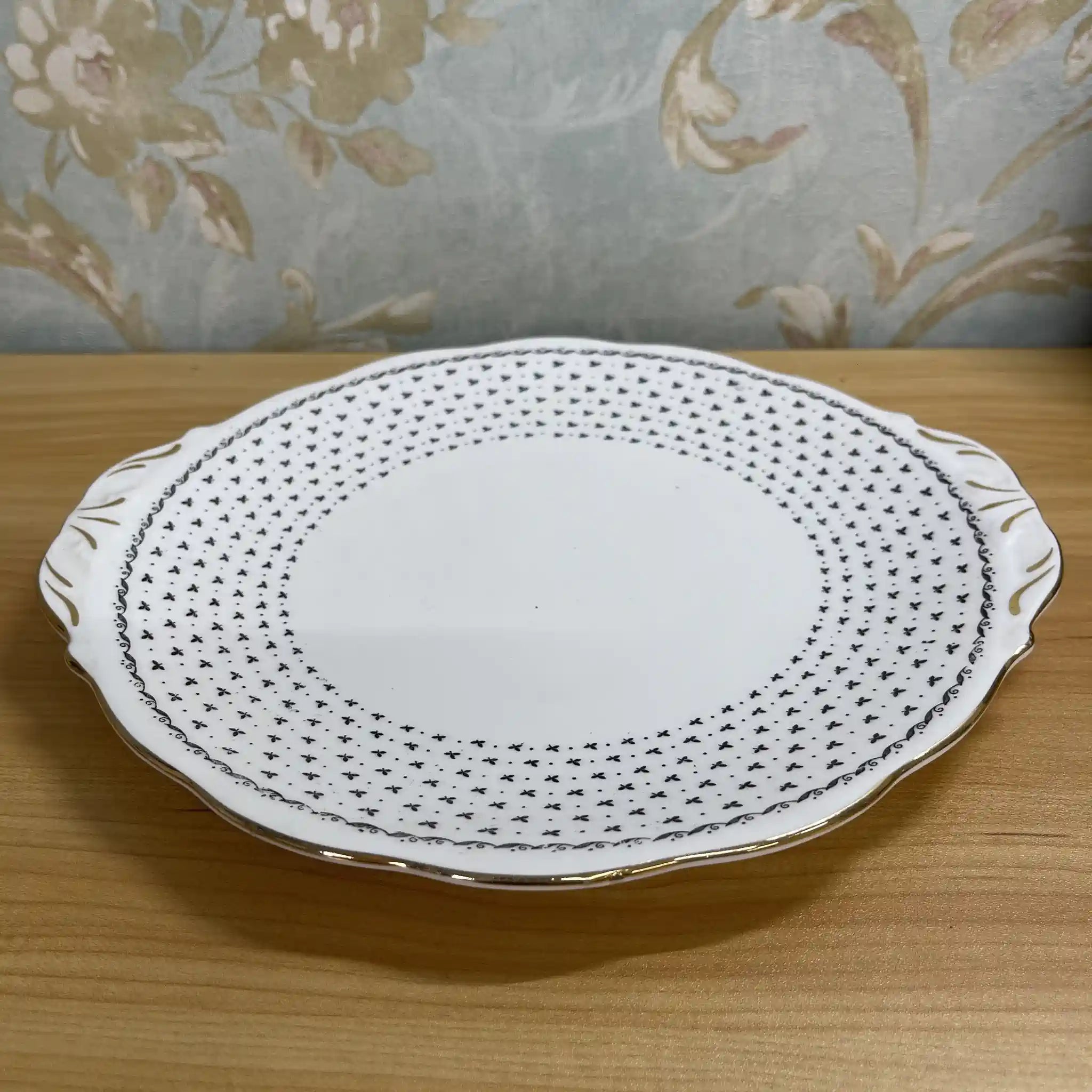 【ビンテージ】 ディナープレート (メイン皿) / Queen Anne / Georgian / 推定20C中期 / Fine Bone China / イギリス / 耳付