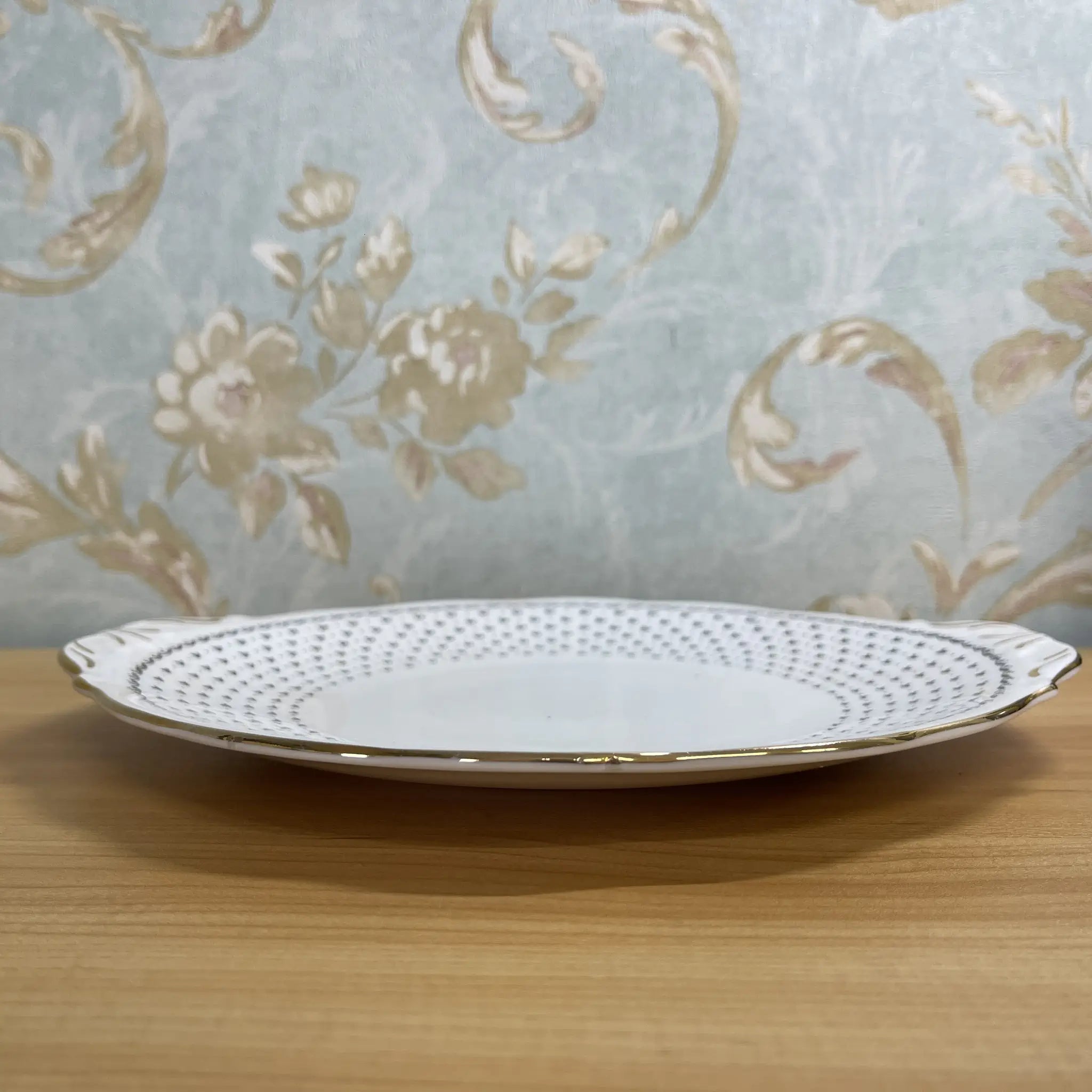 【ビンテージ】 ディナープレート (メイン皿) / Queen Anne / Georgian / 推定20C中期 / Fine Bone China / イギリス / 耳付