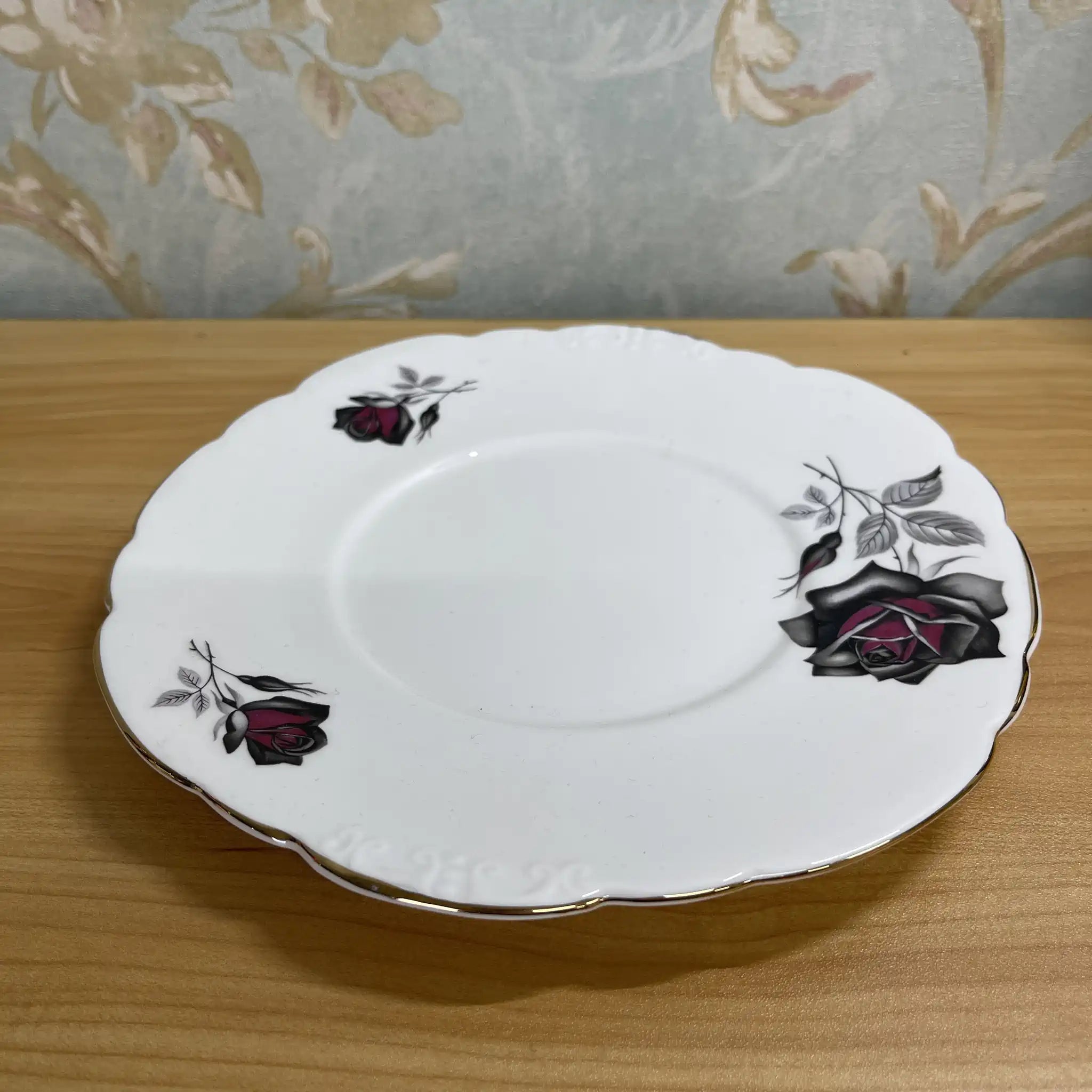 【ビンテージ】 デザートプレート (中皿) / Taylor&Kent / Elizabethan / 推定20C中期 / Bone China / イギリス / 薔薇, エンボス
