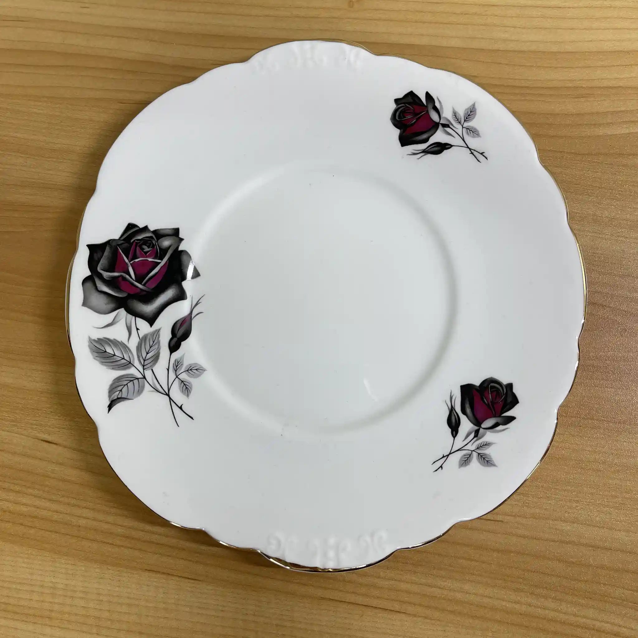 【ビンテージ】 デザートプレート (中皿) / Taylor&Kent / Elizabethan / 推定20C中期 / Bone China / イギリス / 薔薇, エンボス