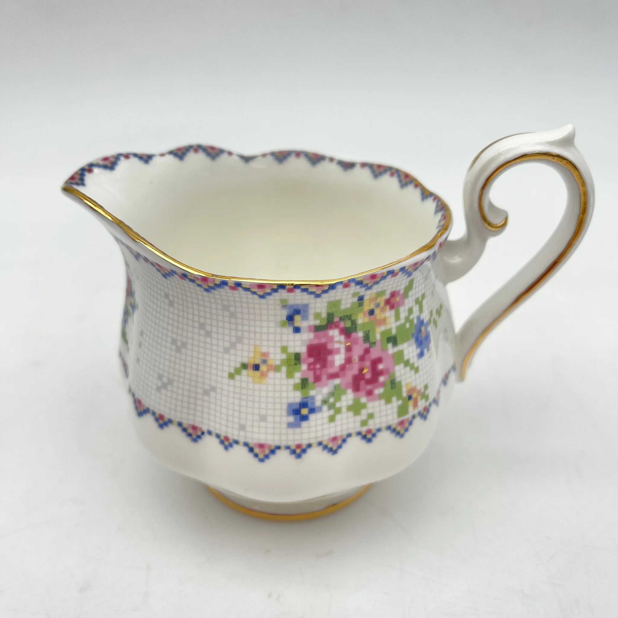 【ビンテージ】 クリーマー (ミルクピッチャー) / Royal Albert (ロイヤル・アルバート) / Petit Point / 推定1930-70s / Bone China / イギリス / プチ・ポワン風