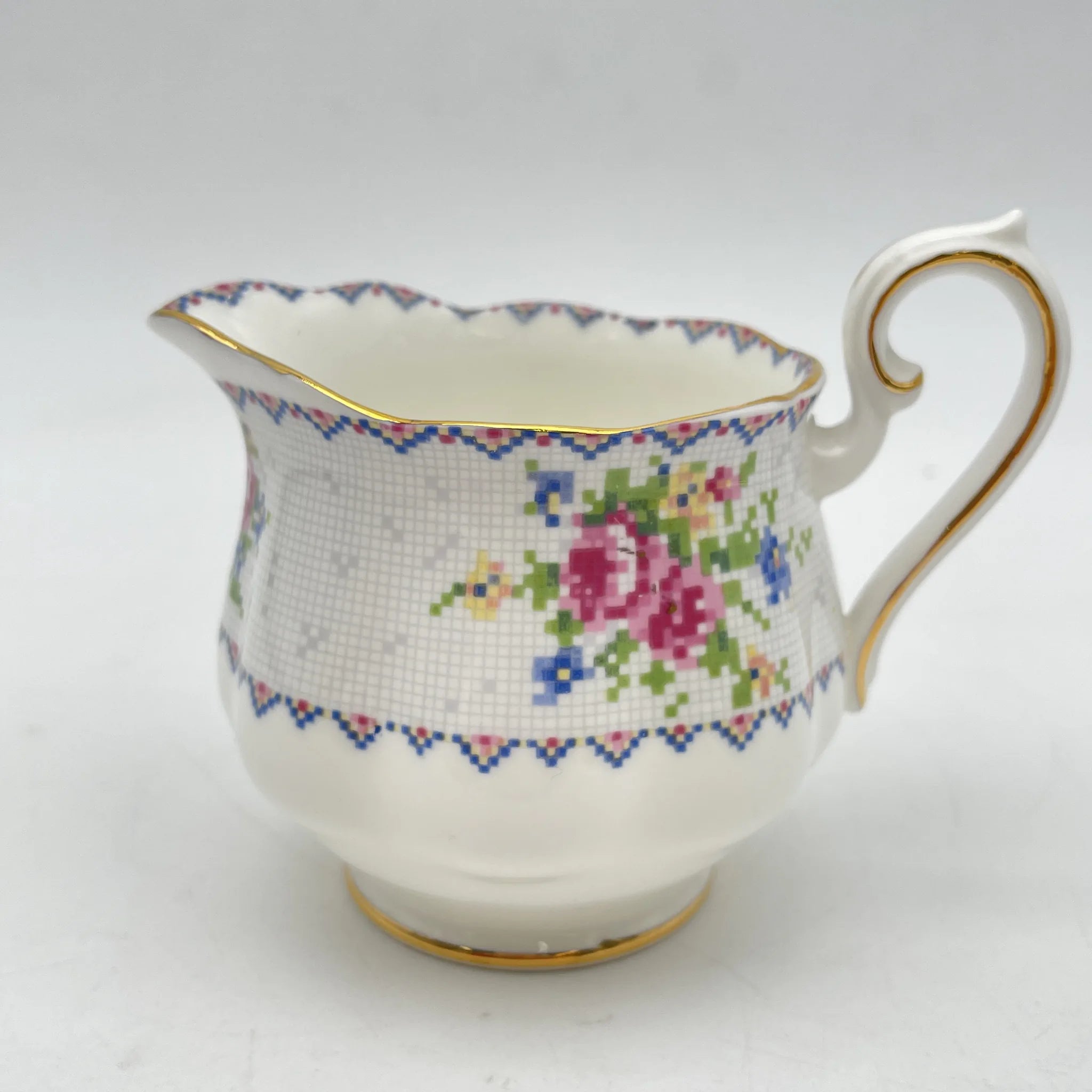 【ビンテージ】 クリーマー (ミルクピッチャー) / Royal Albert (ロイヤル・アルバート) / Petit Point / 推定1930-70s / Bone China / イギリス / プチ・ポワン風