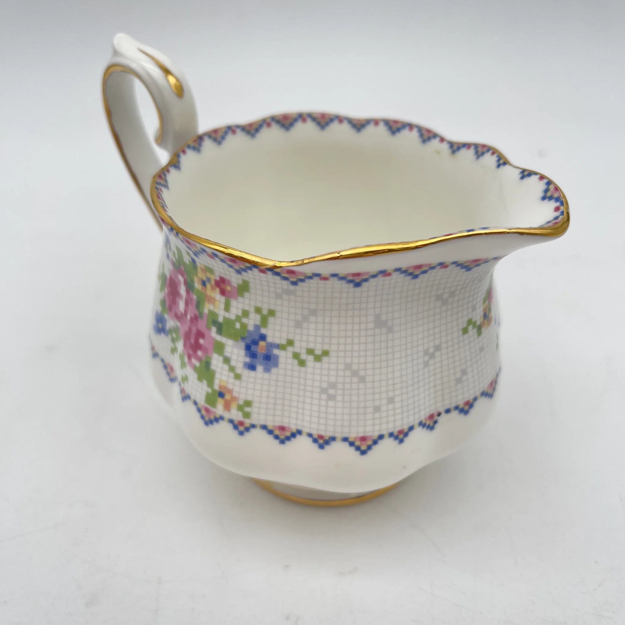 【复古】牛奶瓶/ Royal Albert / Petit Point /估计1930-70s / Bone China /英国/小波湾风