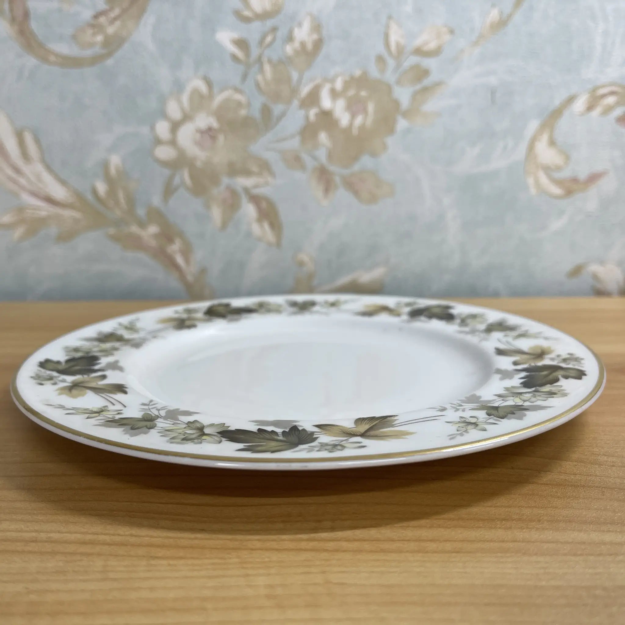 【ビンテージ】 デザートプレート (中皿) / Royal Doulton / Larchmont / 推定20C中後期 / 磁器 / イギリス / 金彩