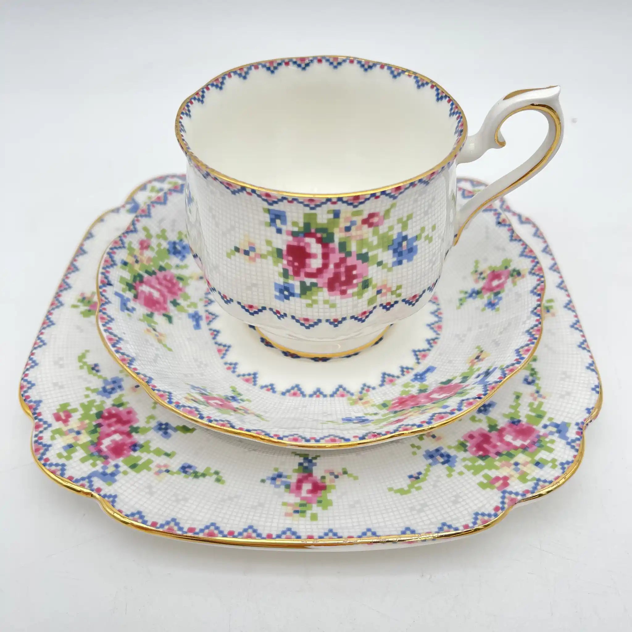 【复古】三重奏（茶杯&茶托+甜点盘）2p / Royal Albert / Petit Point /估计1930-70s / Bone China /英国 小波风