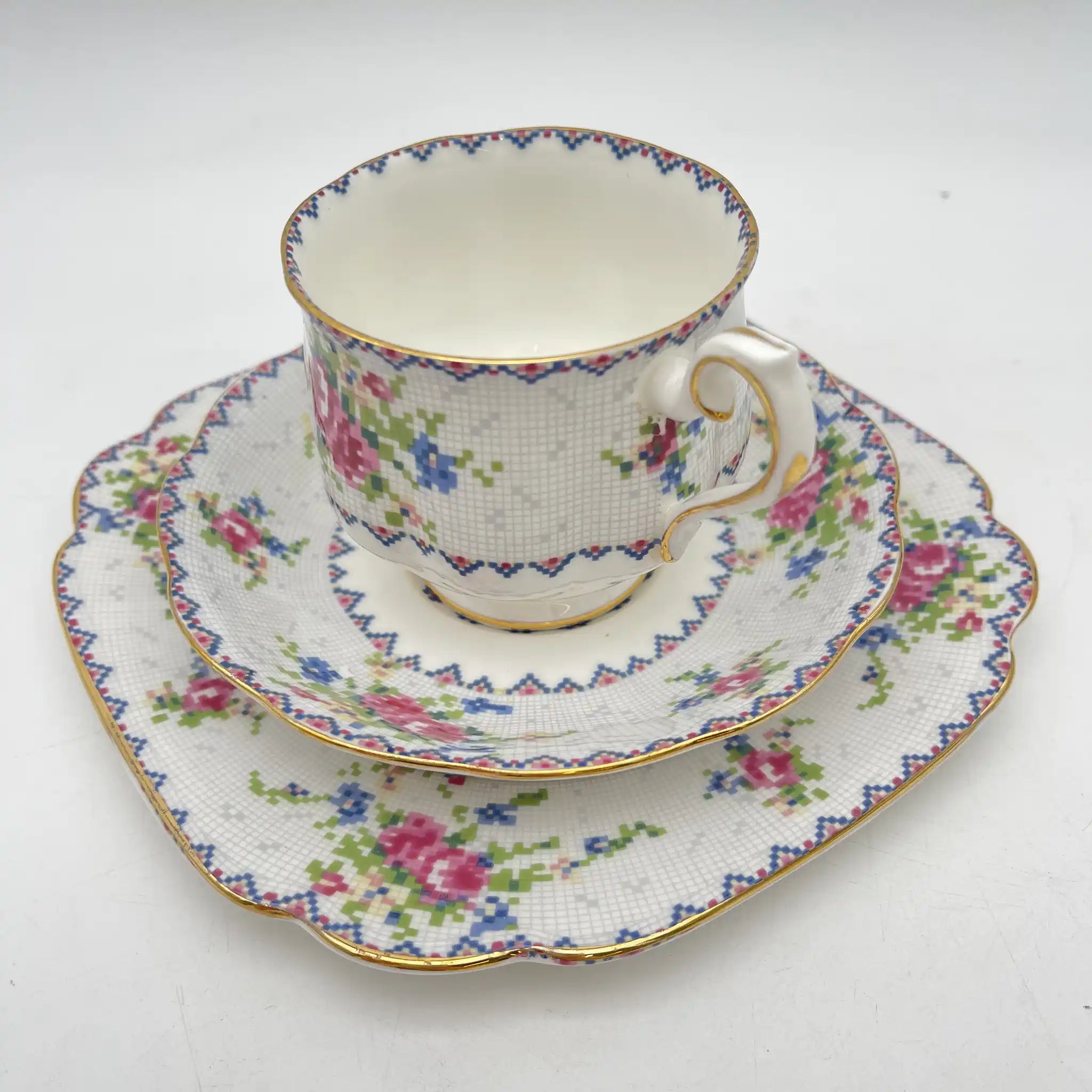 【复古】三重奏（茶杯&茶托+甜点盘）2p / Royal Albert / Petit Point /估计1930-70s / Bone China /英国 小波风