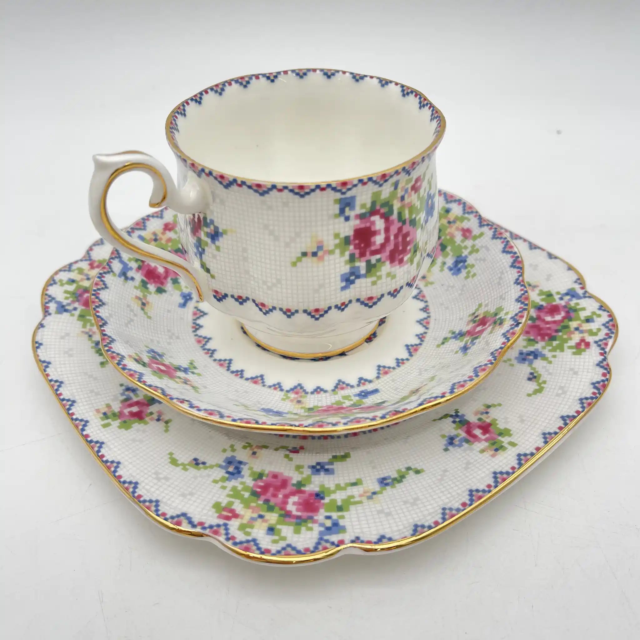 【复古】三重奏（茶杯&茶托+甜点盘）2p / Royal Albert / Petit Point /估计1930-70s / Bone China /英国 小波风