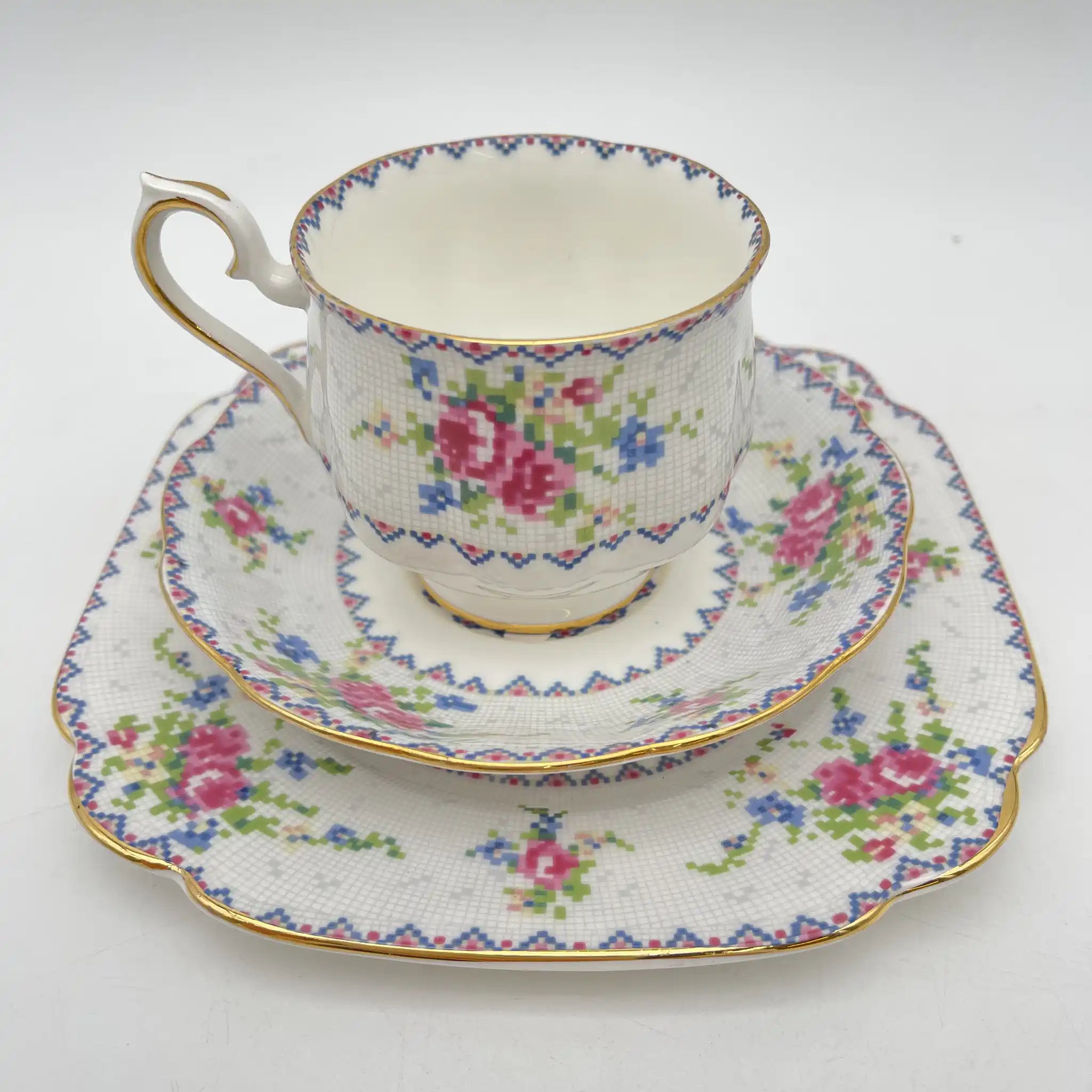 【复古】三重奏（茶杯&茶托+甜点盘）2p / Royal Albert / Petit Point /估计1930-70s / Bone China /英国 小波风