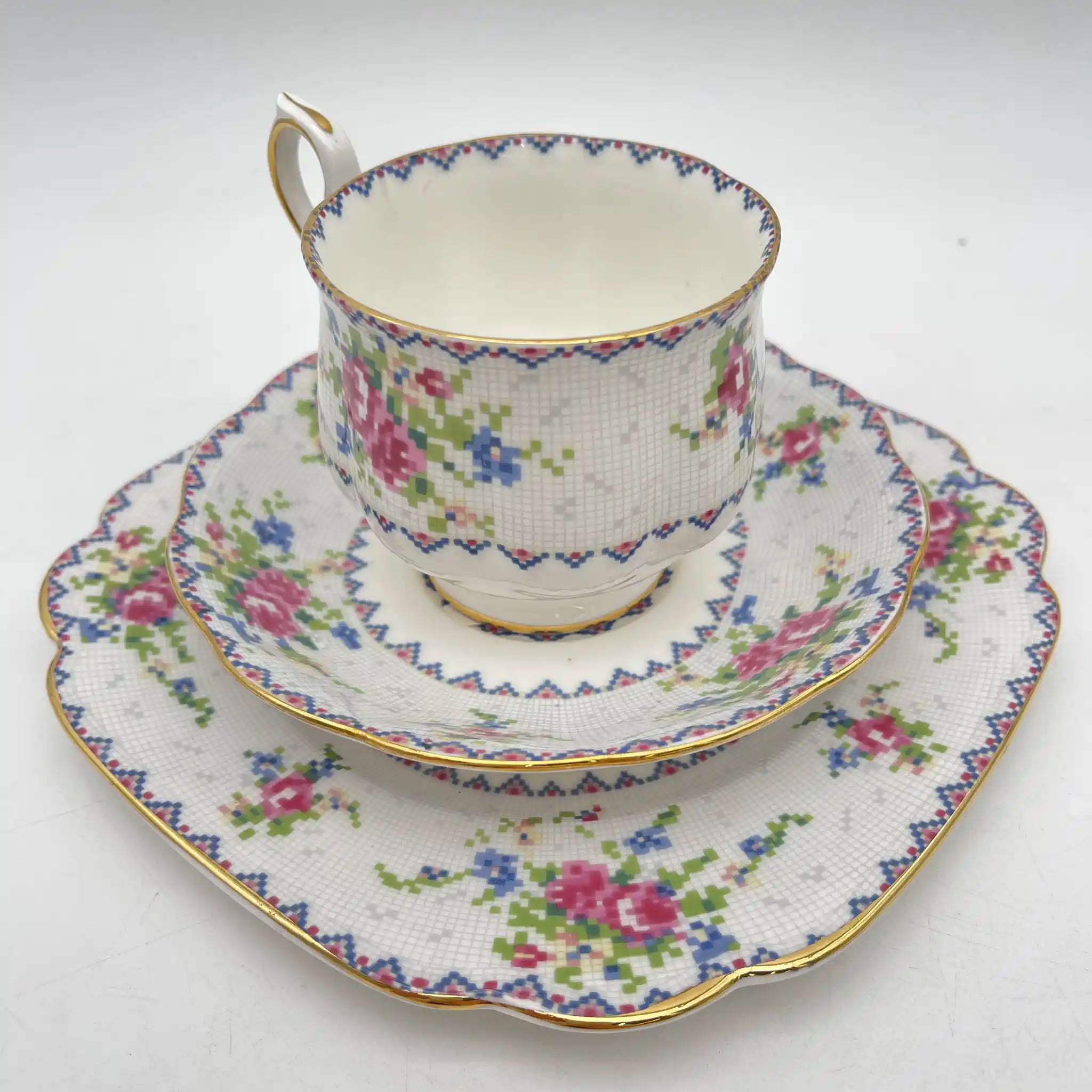【复古】三重奏（茶杯&茶托+甜点盘）2p / Royal Albert / Petit Point /估计1930-70s / Bone China /英国 小波风