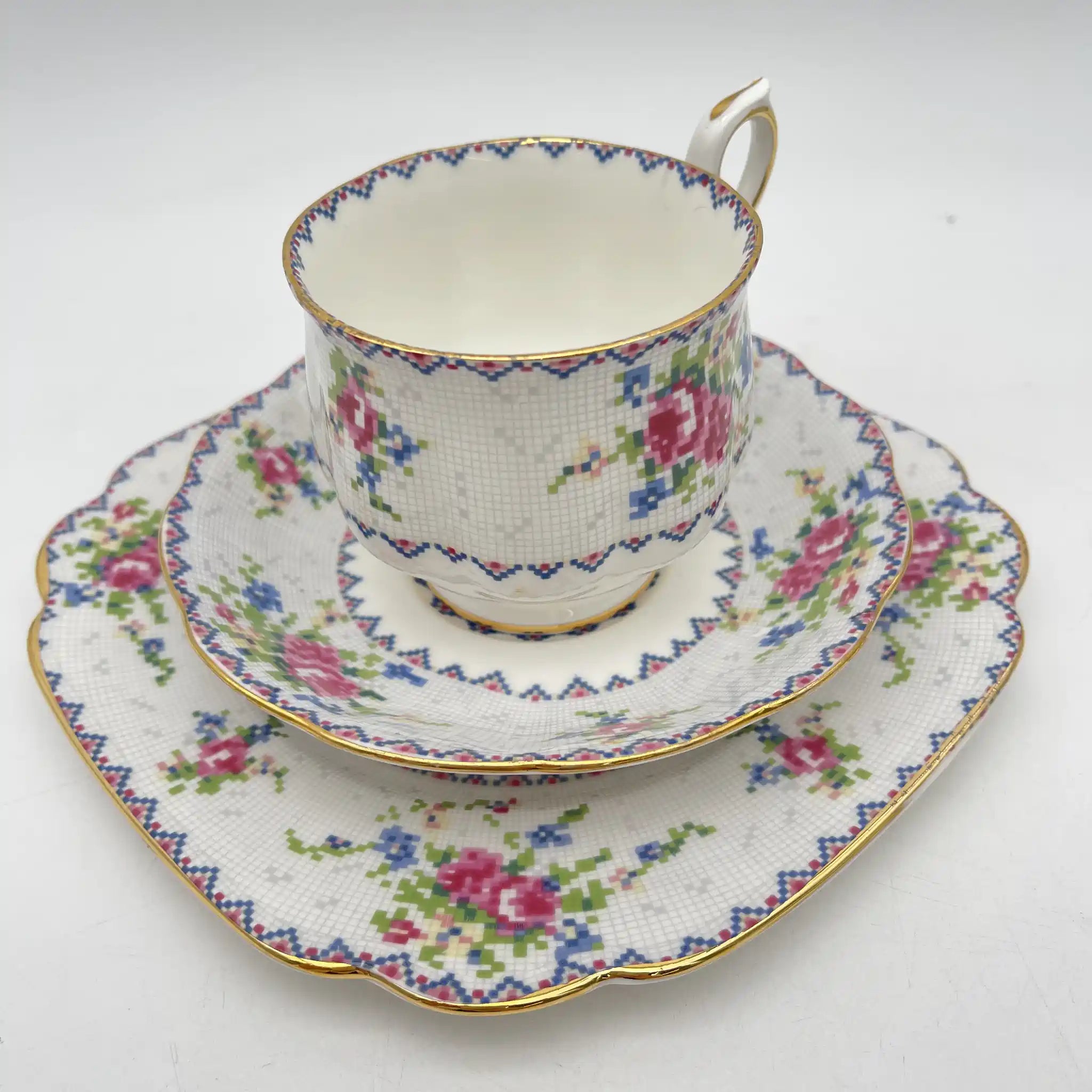 【复古】三重奏（茶杯&茶托+甜点盘）2p / Royal Albert / Petit Point /估计1930-70s / Bone China /英国 小波风