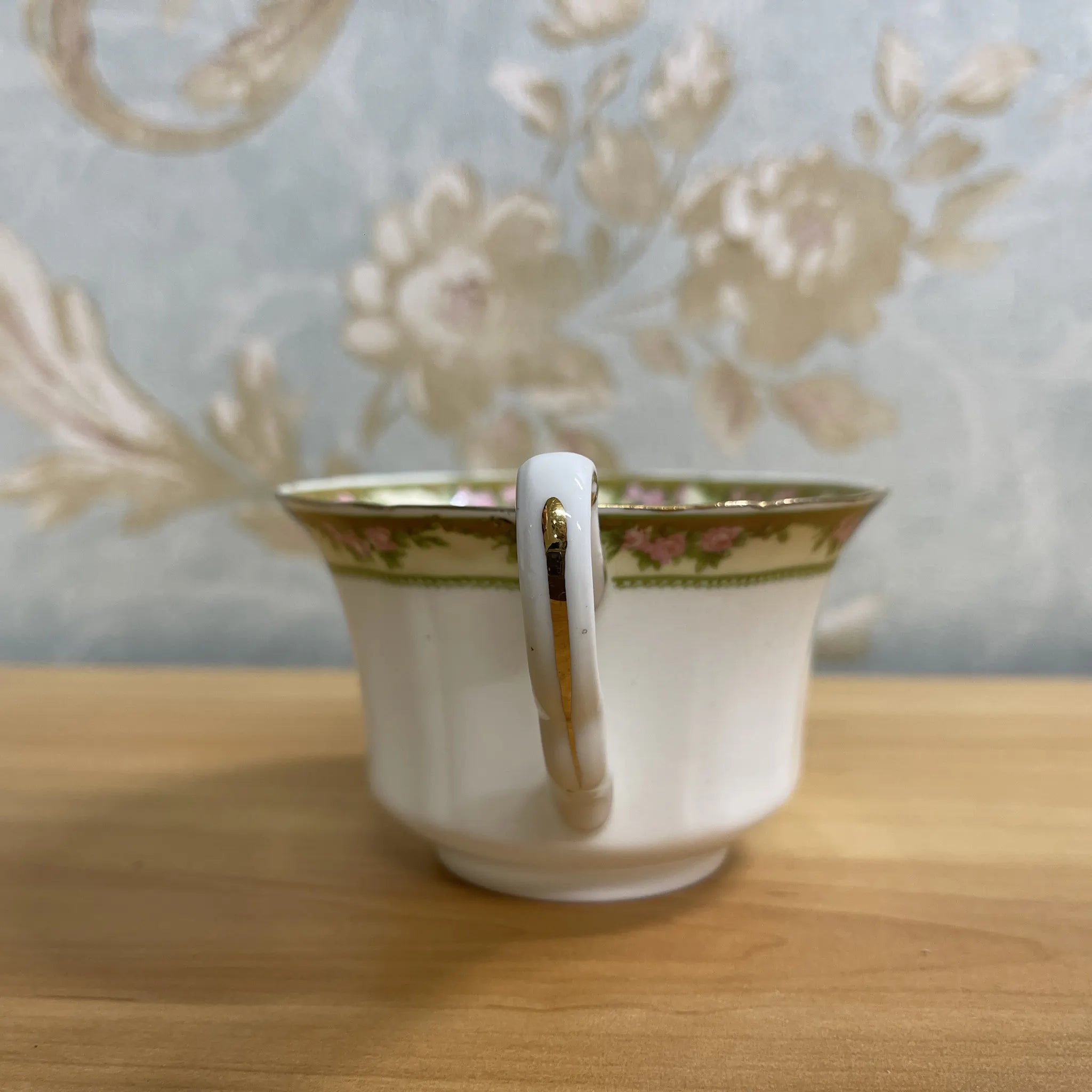 [Antique] Trio (C&S+dessert plate) 2P / E. Hughes / Paladin China / Estimated mid-20C / Porcelain / England / Rose
