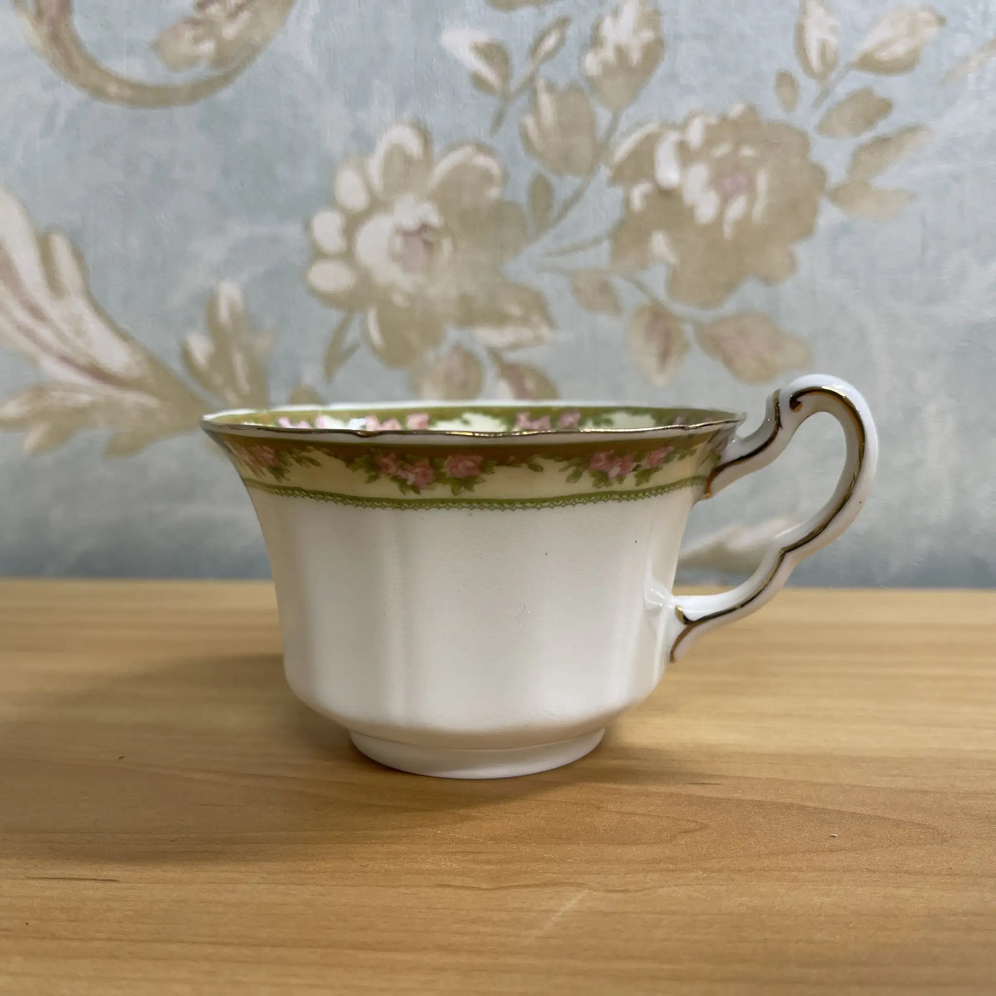 [Antique] Trio (C&S+dessert plate) 2P / E. Hughes / Paladin China / Estimated mid-20C / Porcelain / England / Rose