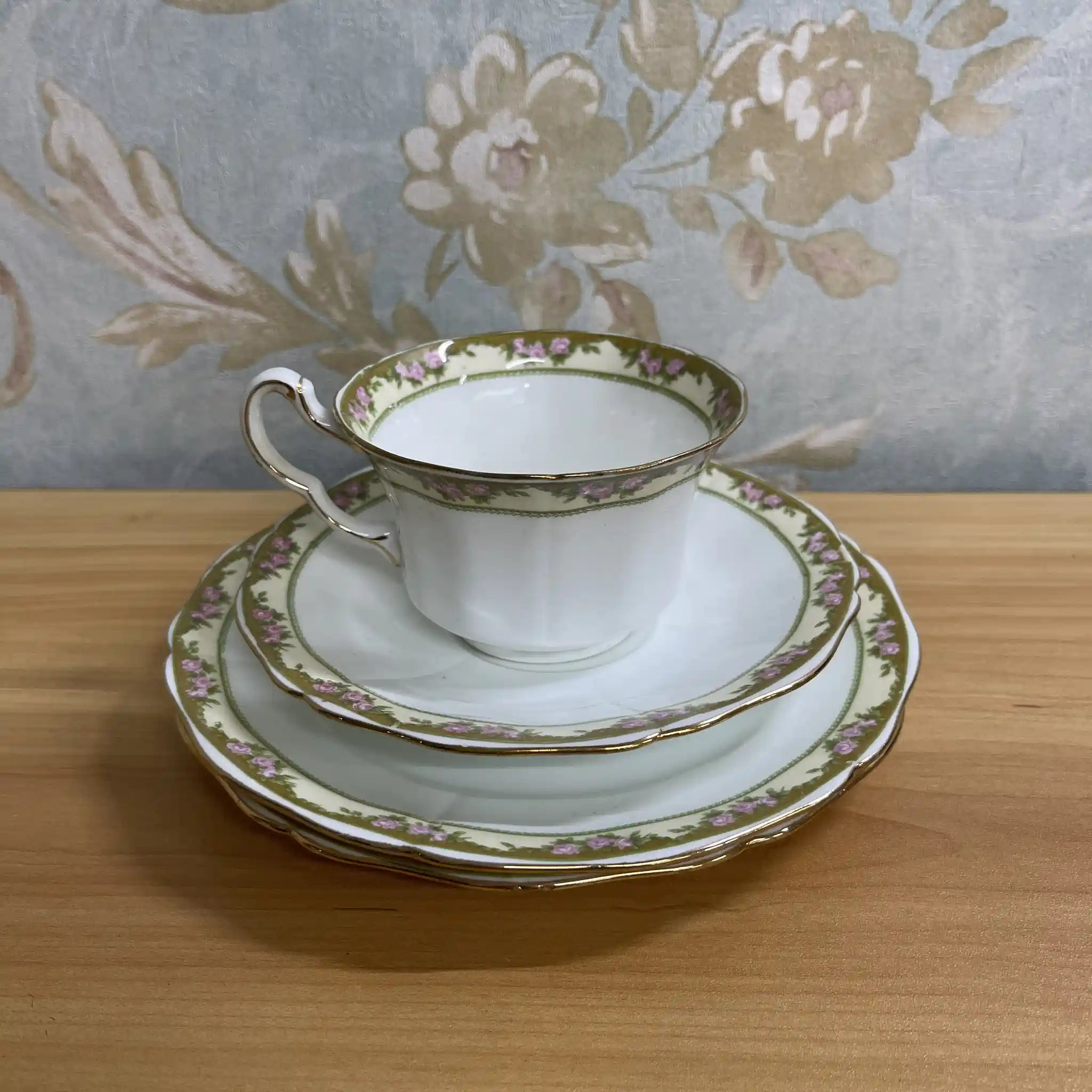 【ビンテージ】 トリオ+デザートプレート / E. Hughes / Paladin China / 推定20C中期 / 磁器 / イギリス / 薔薇