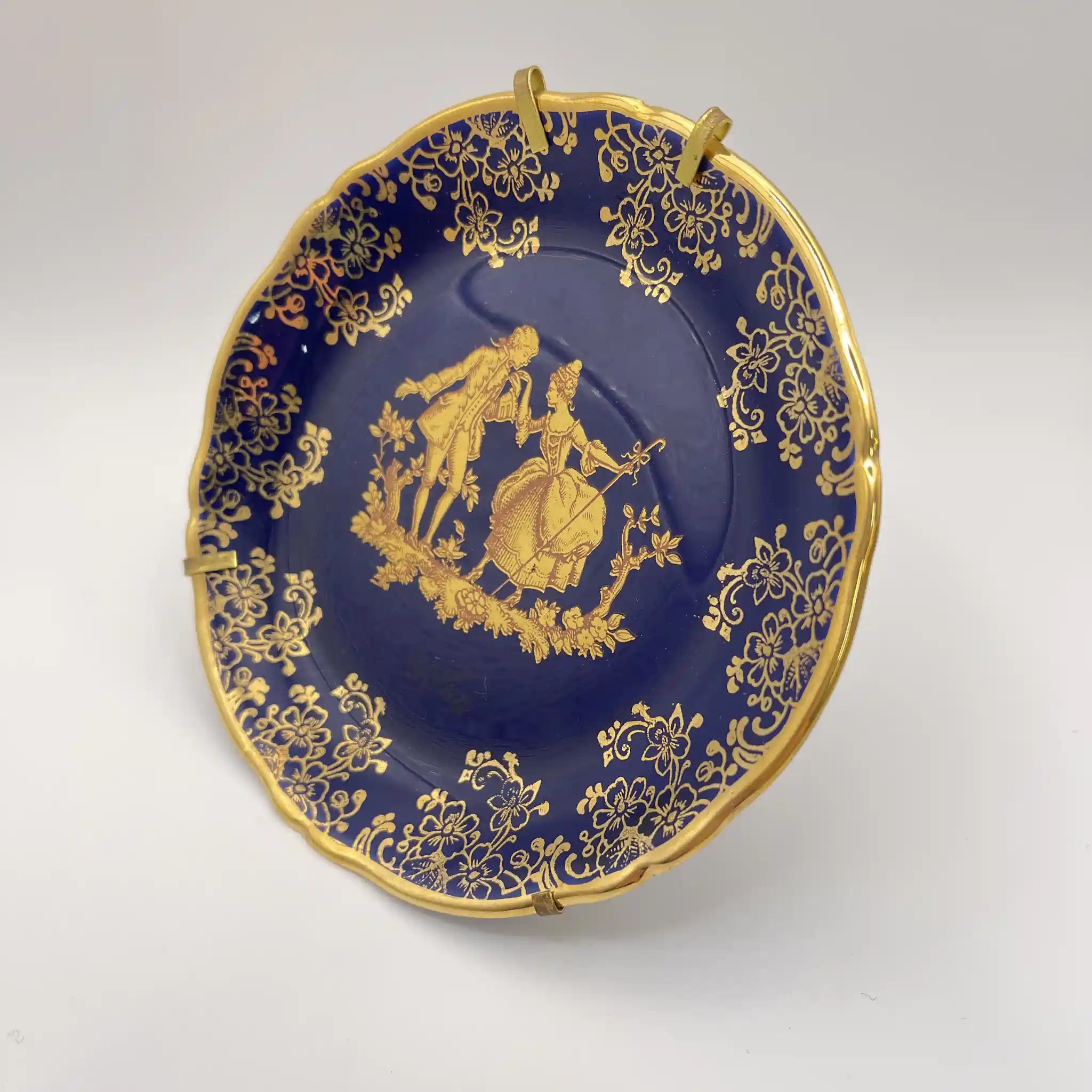 [Vintage] Decorative plate / Limoges porcelain / Estimated 1970-80s / Porcelain / France / Fête Gallant, gold, plate hanger included