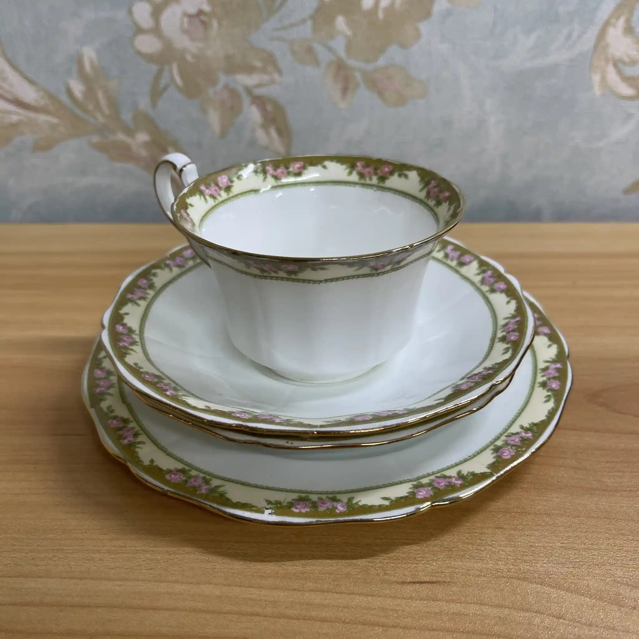 【アンティーク】 トリオ+ソーサー / E. Hughes / Paladin China / 推定20C中期 / 磁器 / イギリス / 薔薇