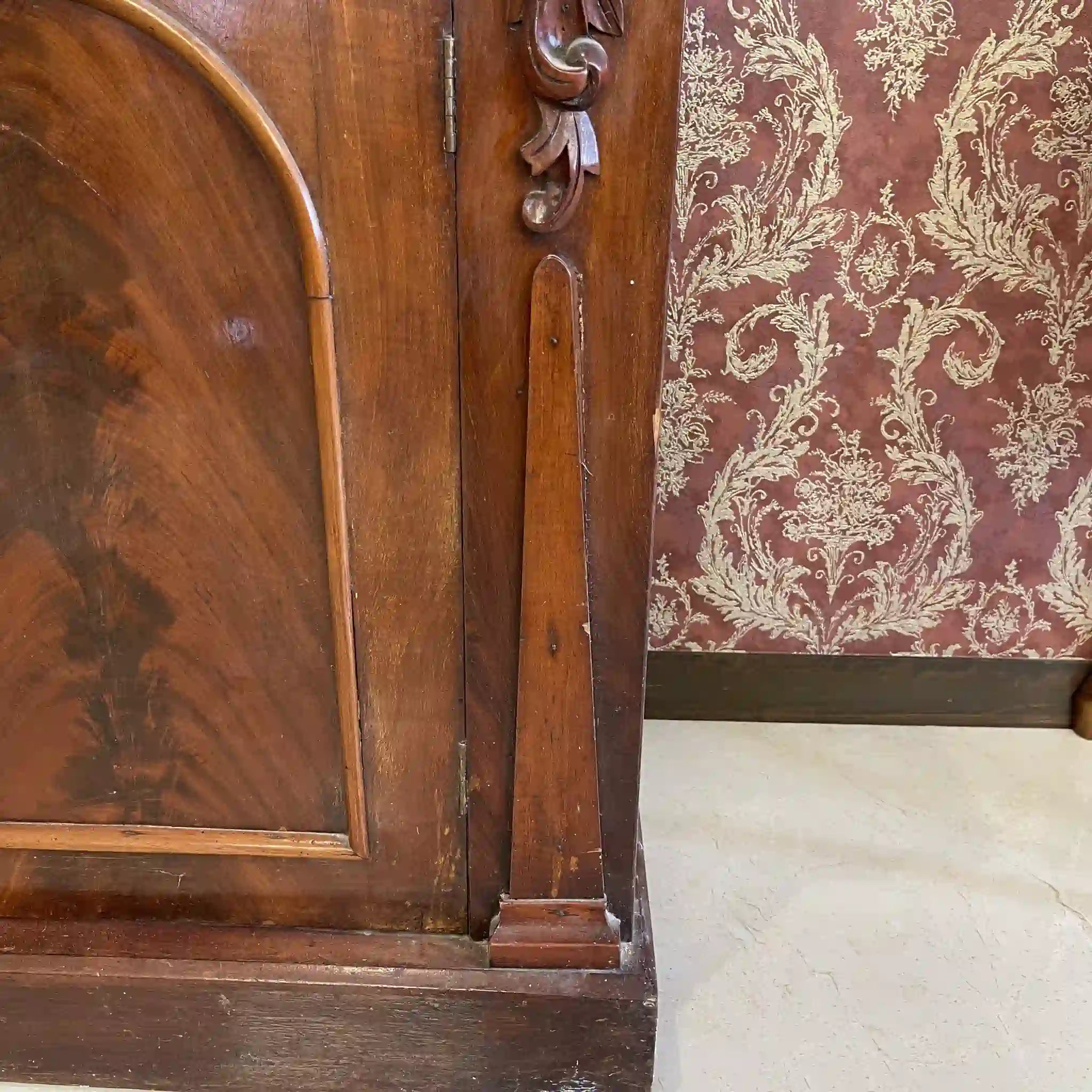 Antique Side Cabinet / Victorian Style / Late 19th Century (Estimated) / Mahogany / England