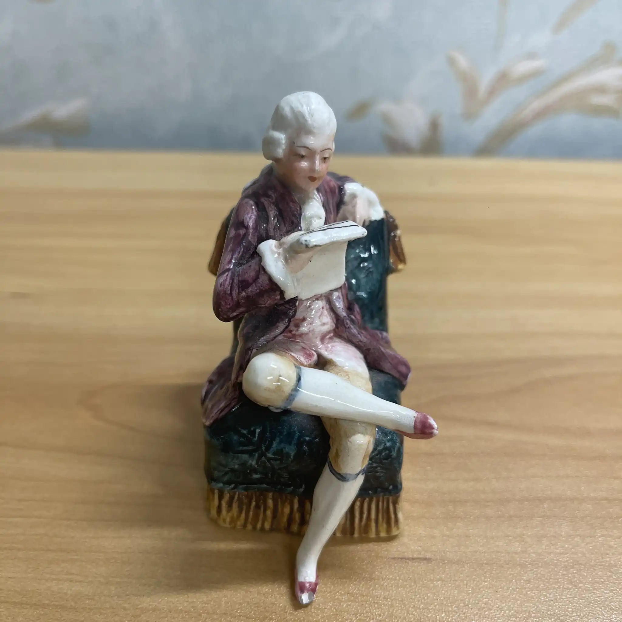 [Antique] Figurine (ceramic doll)