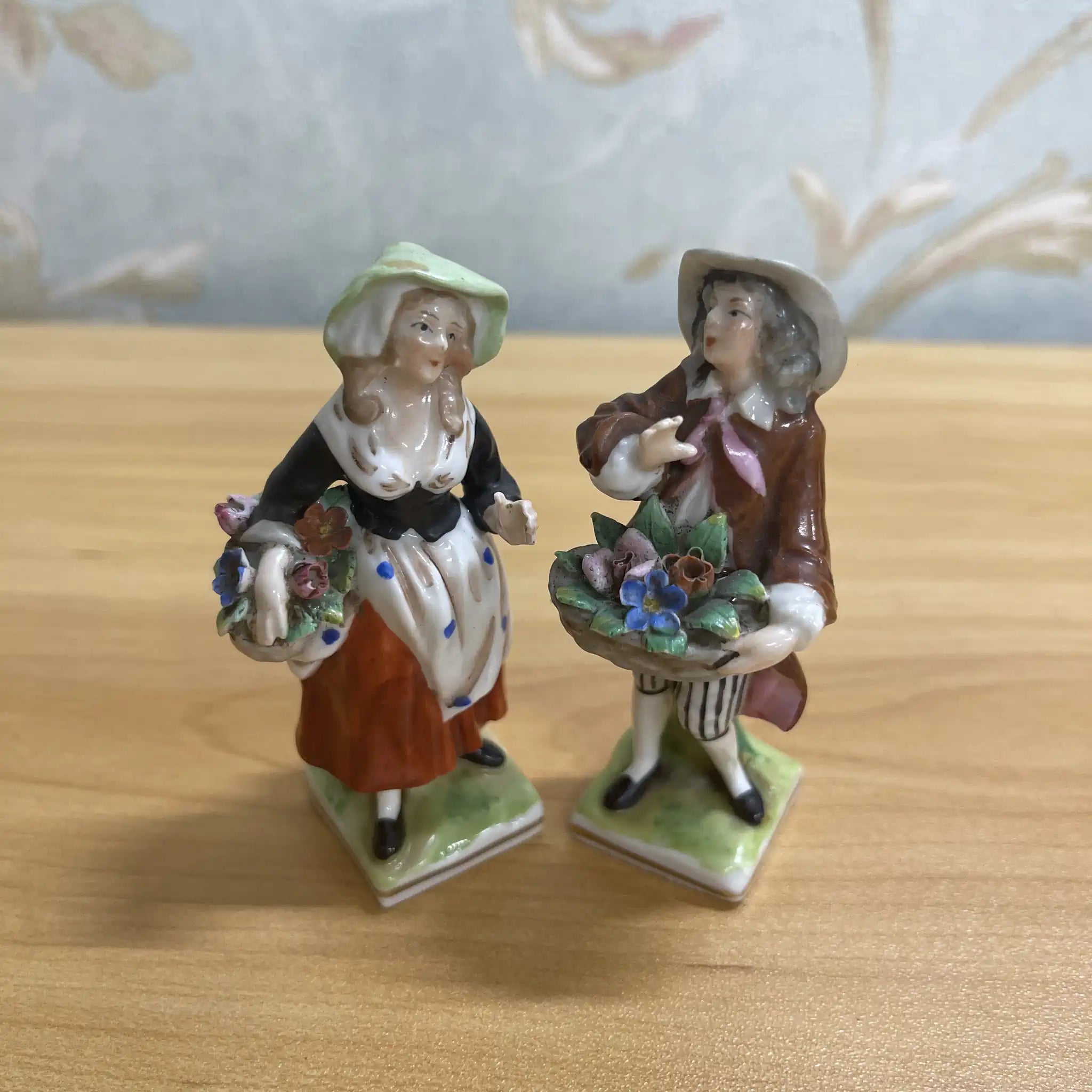 [Antique] Figurine (ceramic doll)