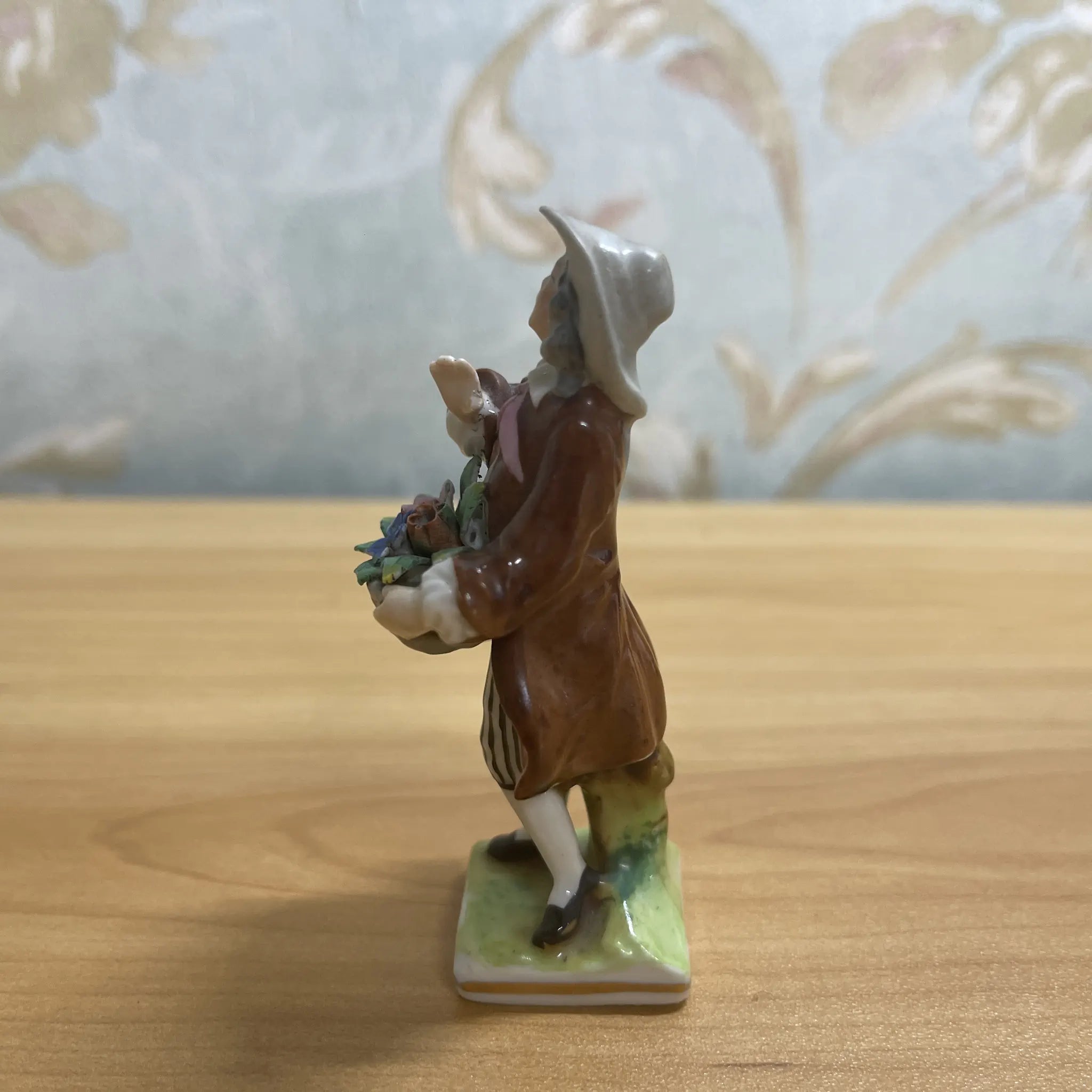 [Antique] Figurine (ceramic doll)