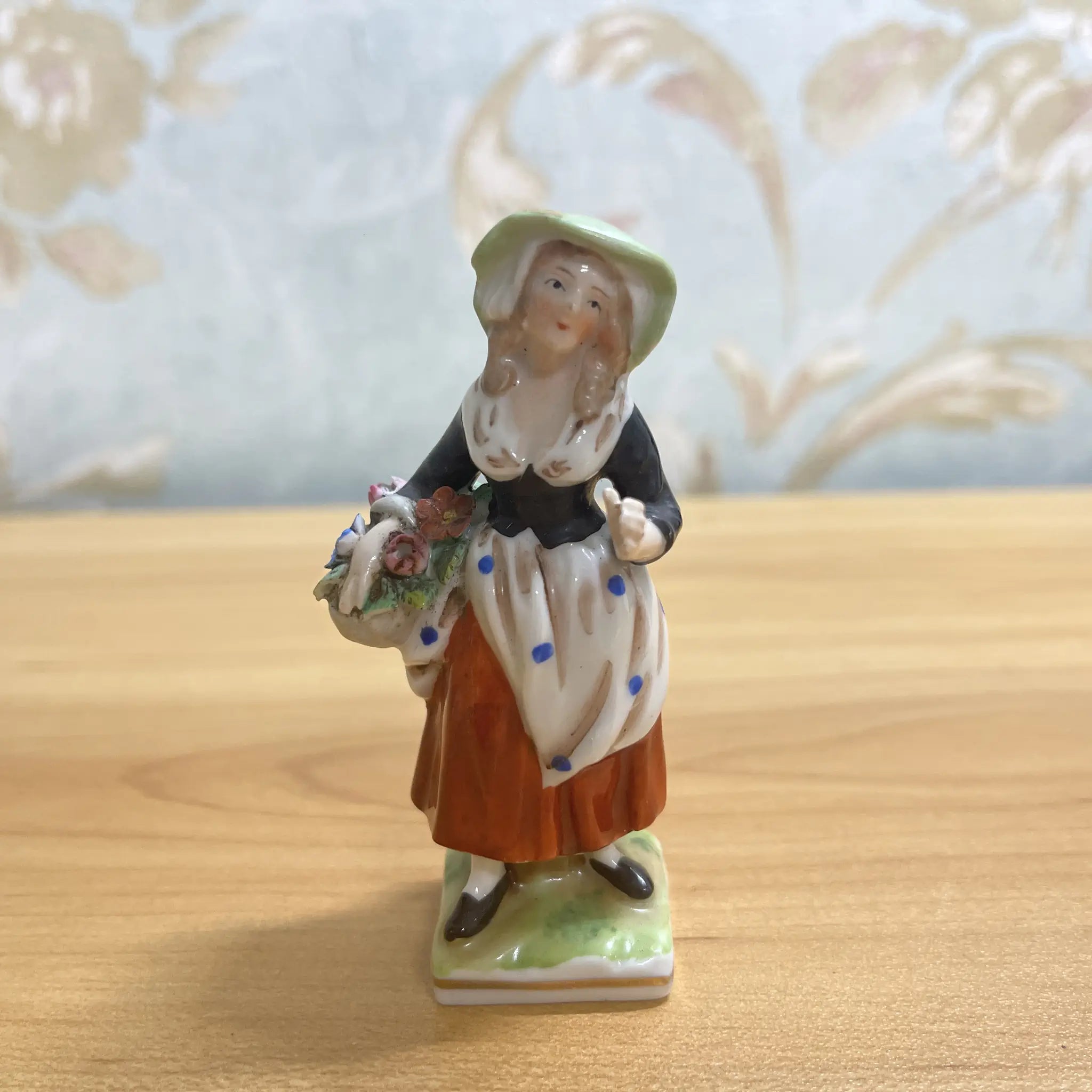 [Antique] Figurine (ceramic doll)