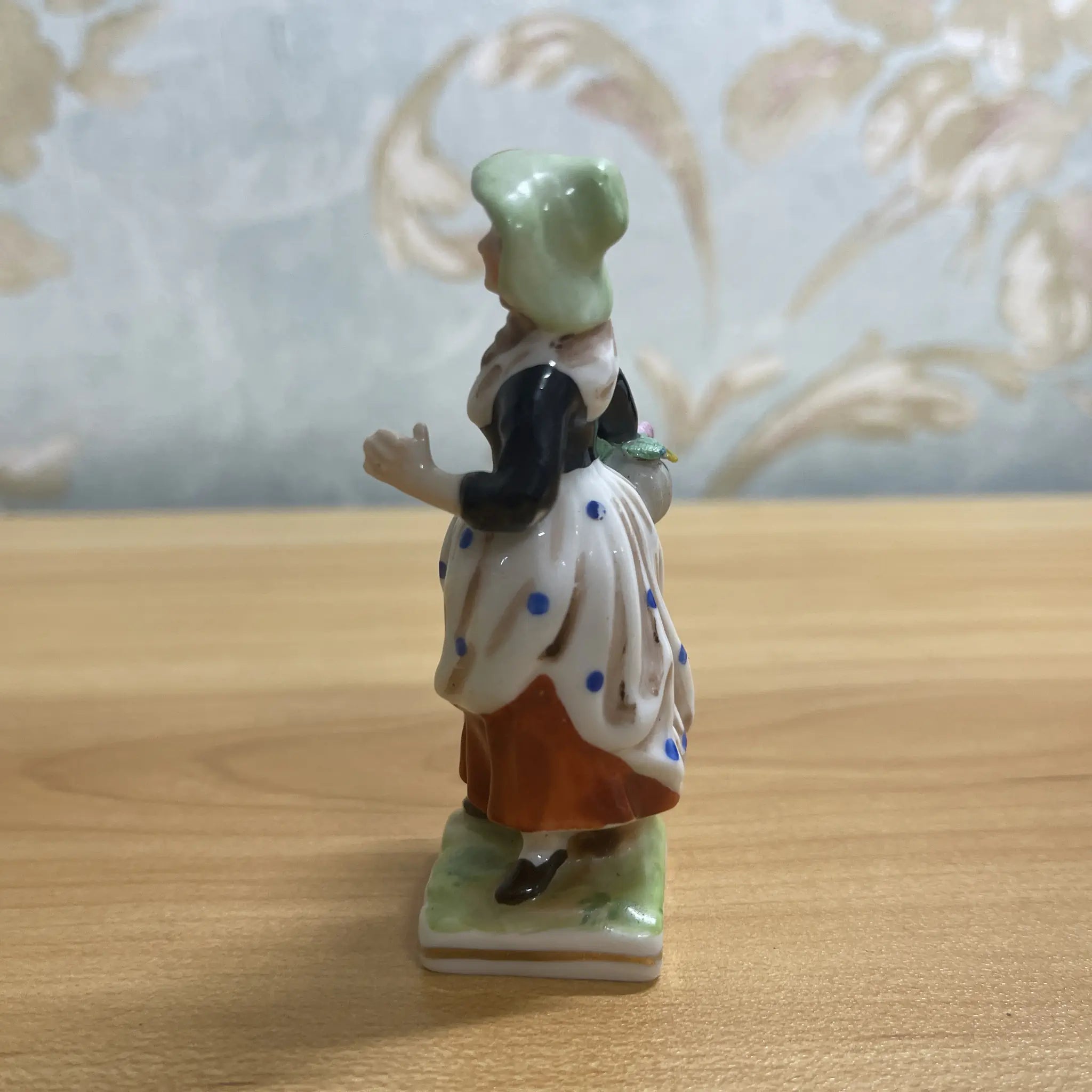 [Antique] Figurine (ceramic doll)