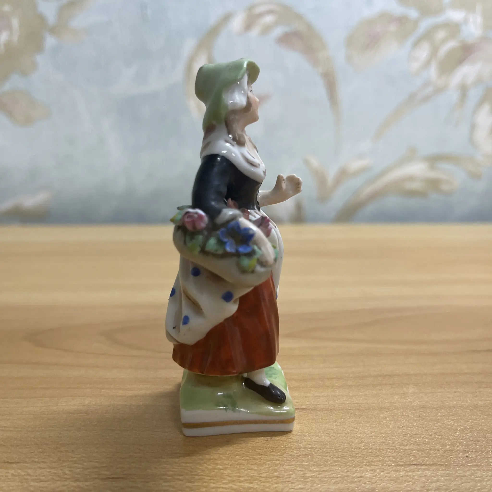 [Antique] Figurine (ceramic doll)