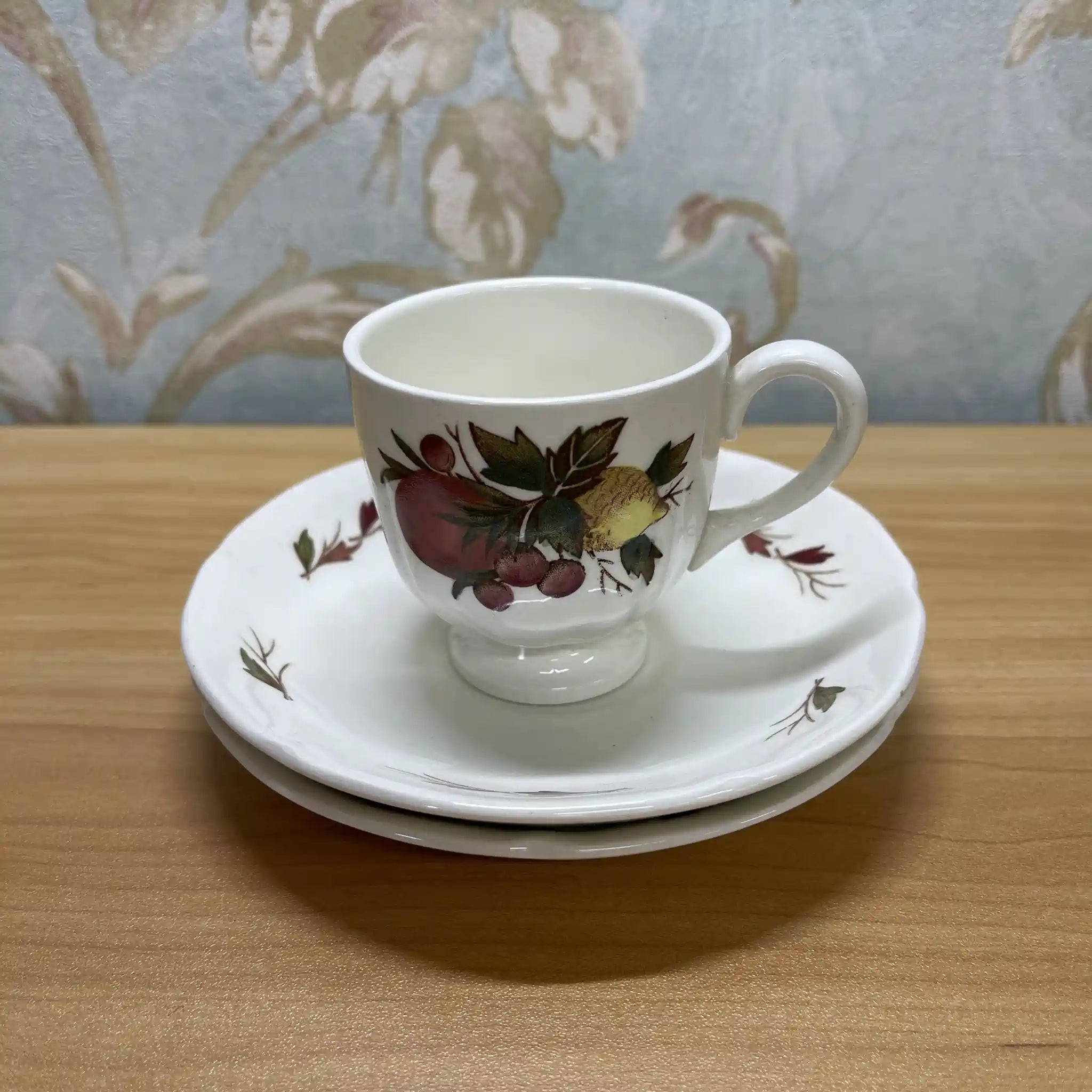 【ビンテージ】 カップ&ソーサー+スペアソーサー / Wedgewood (ウェッジウッド) / Drury Lane / 推定20C中期 / 陶器 / イギリス