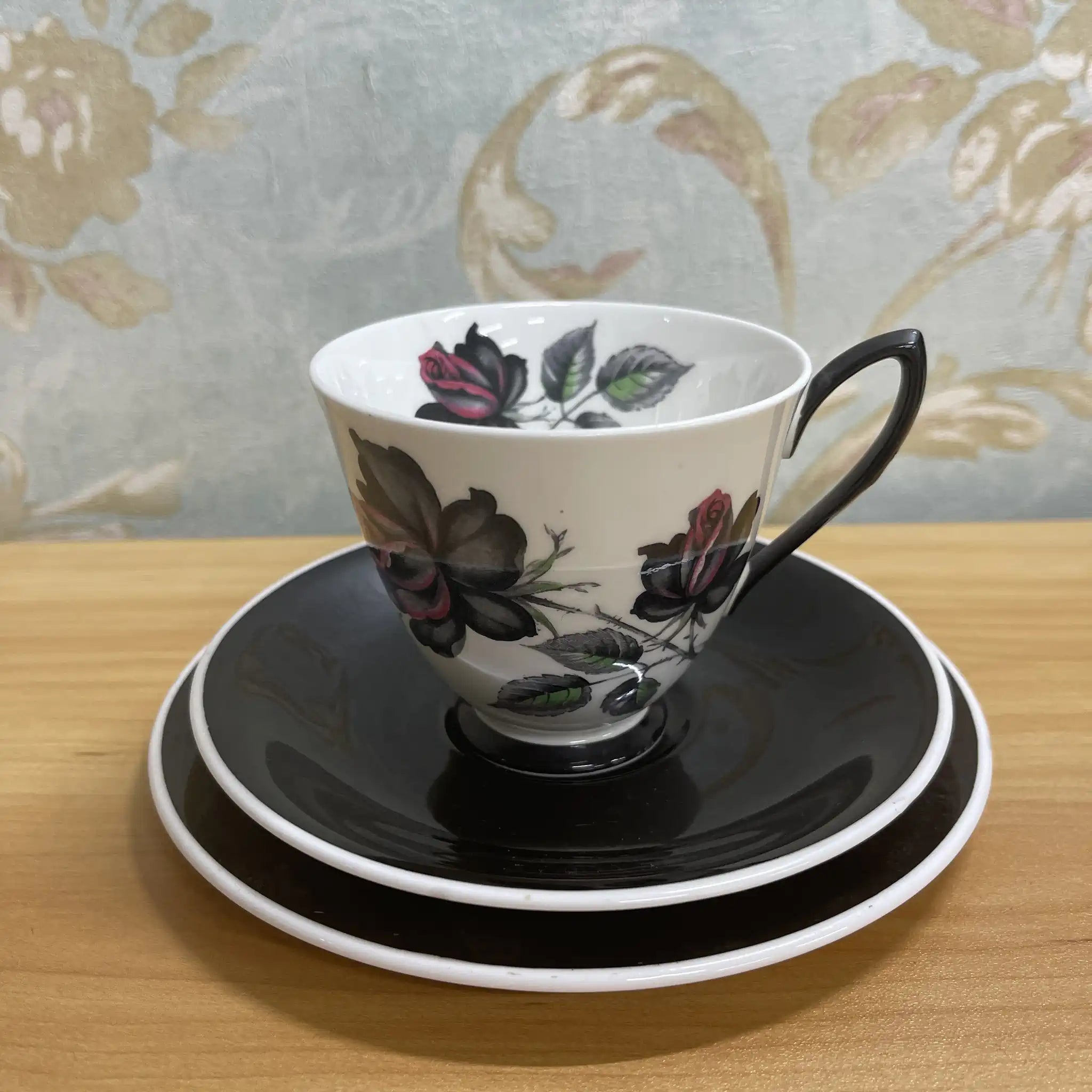 [Vintage] Trio (C&S+dessert plate) 2P / Royal Albert / Masquerade / Estimated mid-20C / Bone China / England / Black Rose