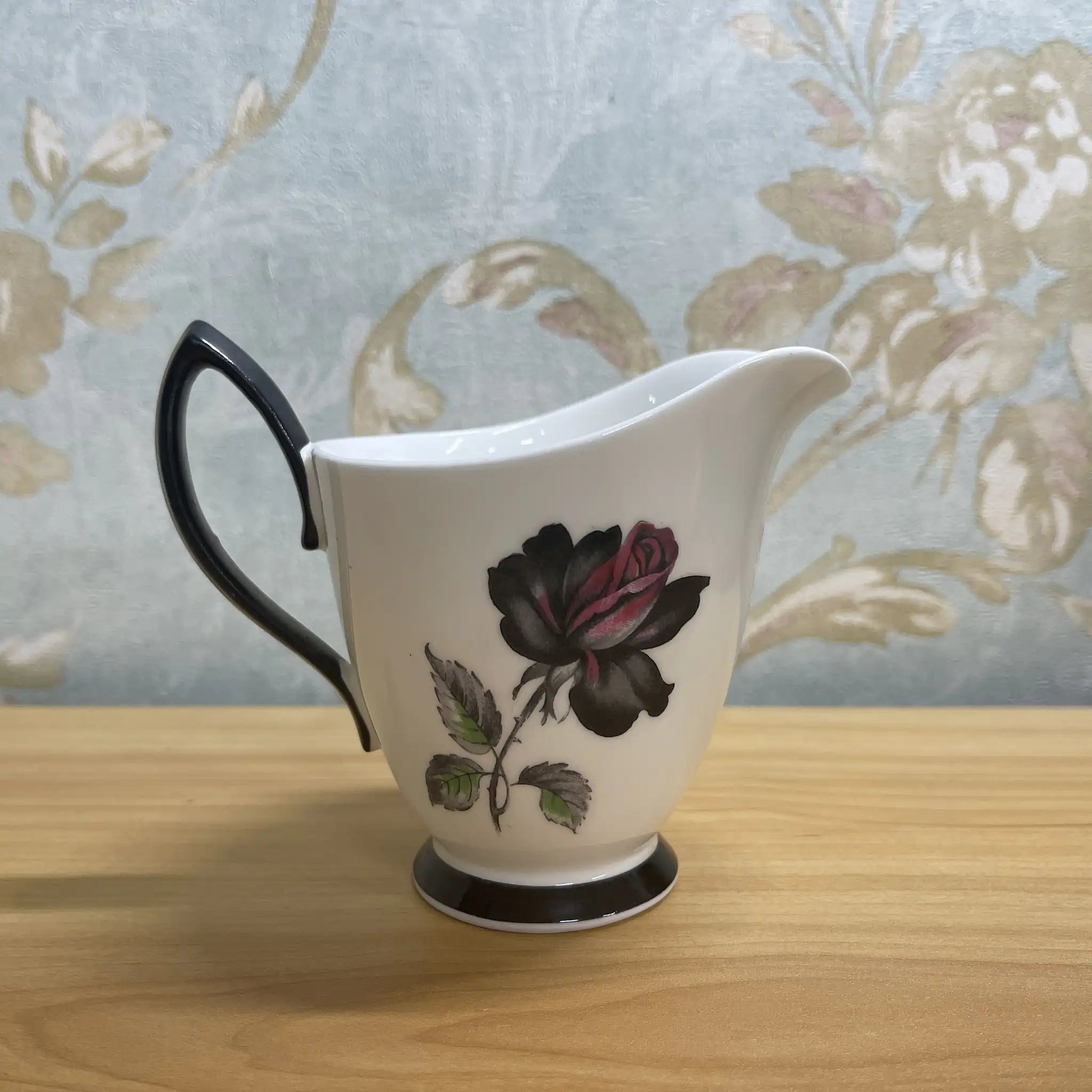 【复古】奶油/ Royal Albert / Masquerade /估计20c中期/ Bone China /英国/黑玫瑰