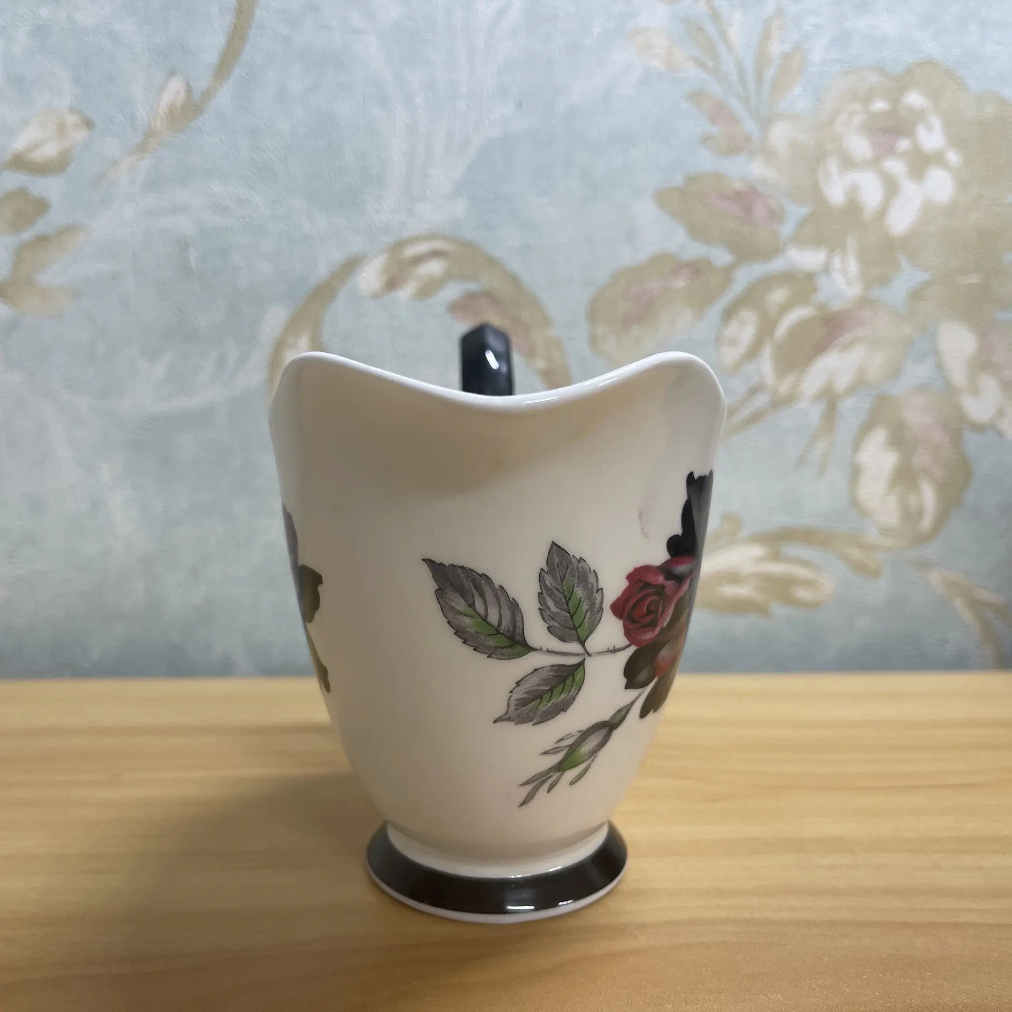 【复古】奶油/ Royal Albert / Masquerade /估计20c中期/ Bone China /英国/黑玫瑰