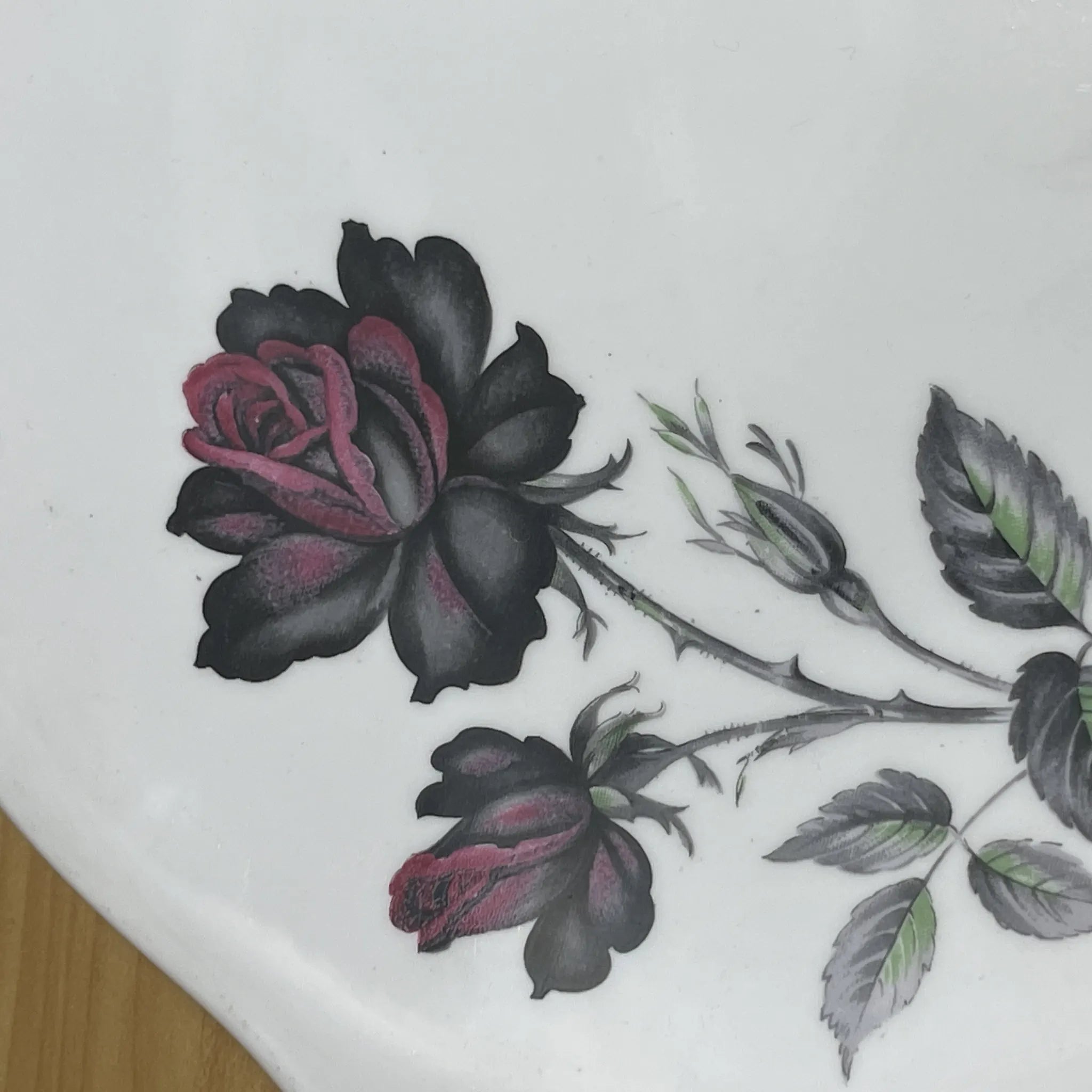 【复古】晚餐盘（主盘）/ Royal Albert / Masquerade /估计20c中期/ Bone China /英国/黑玫瑰
