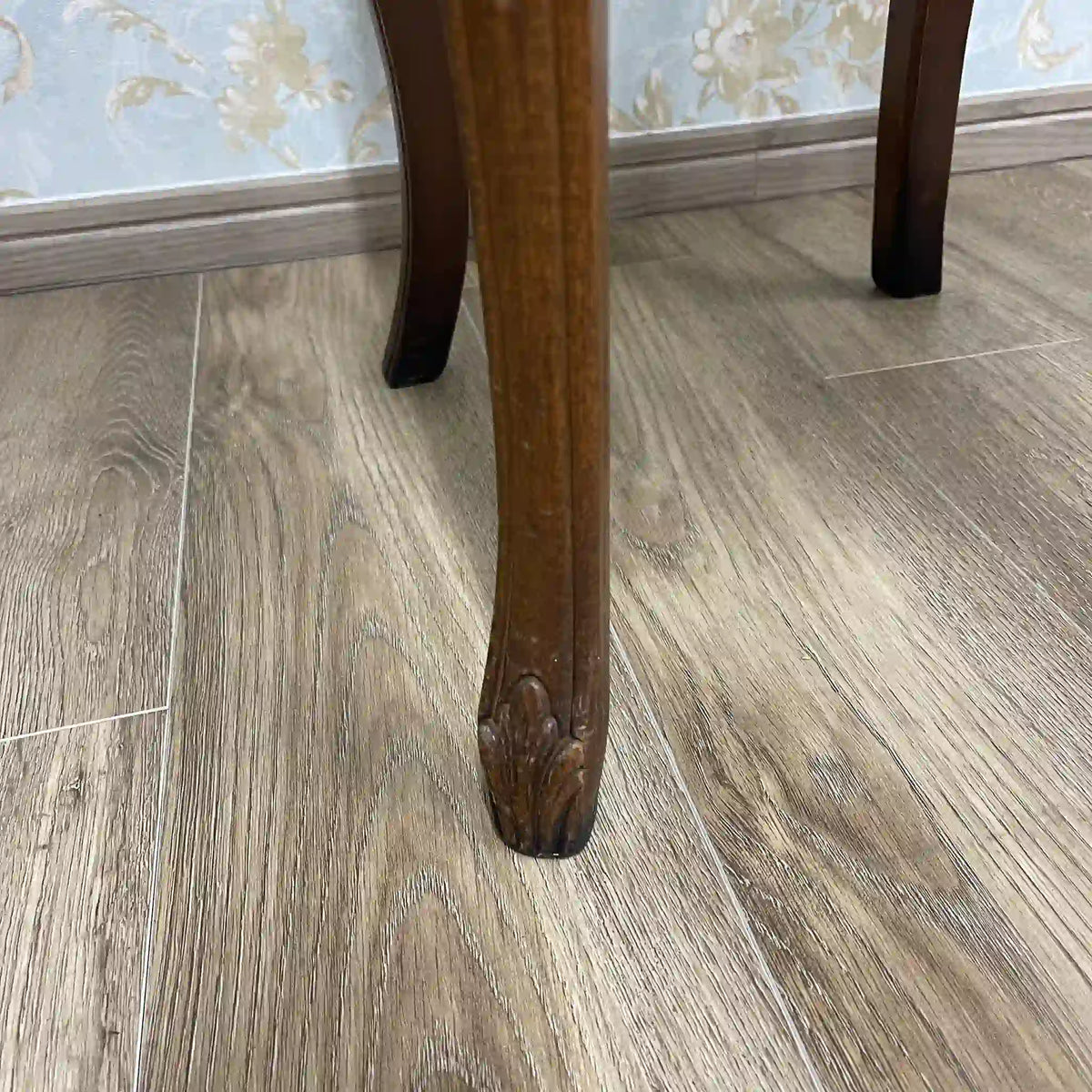 Dining chair / cabriole leg, button tufting / [Vintage]