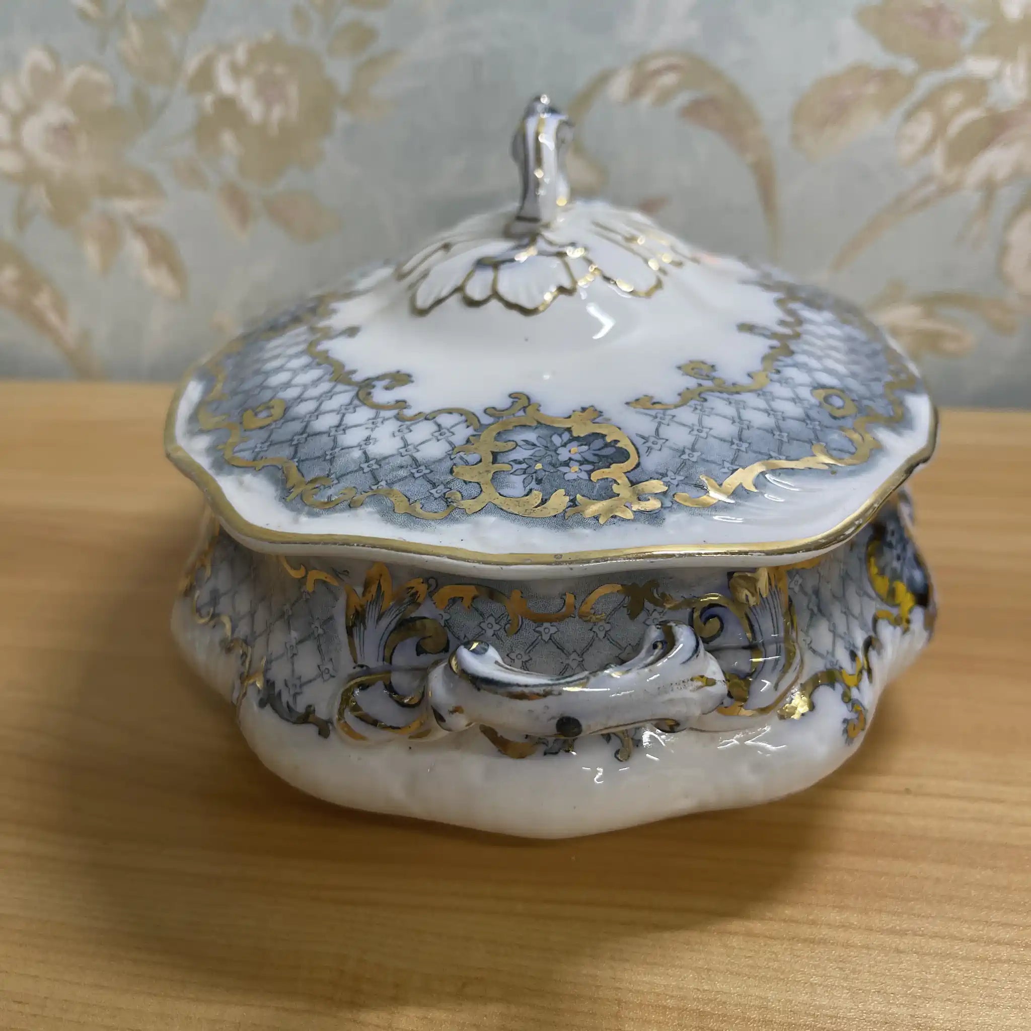 [Antique] Soup Turine / Furnivals / Venice / Estimated around 1900 / Pottery / England / Rocaille, scroll, lattice work