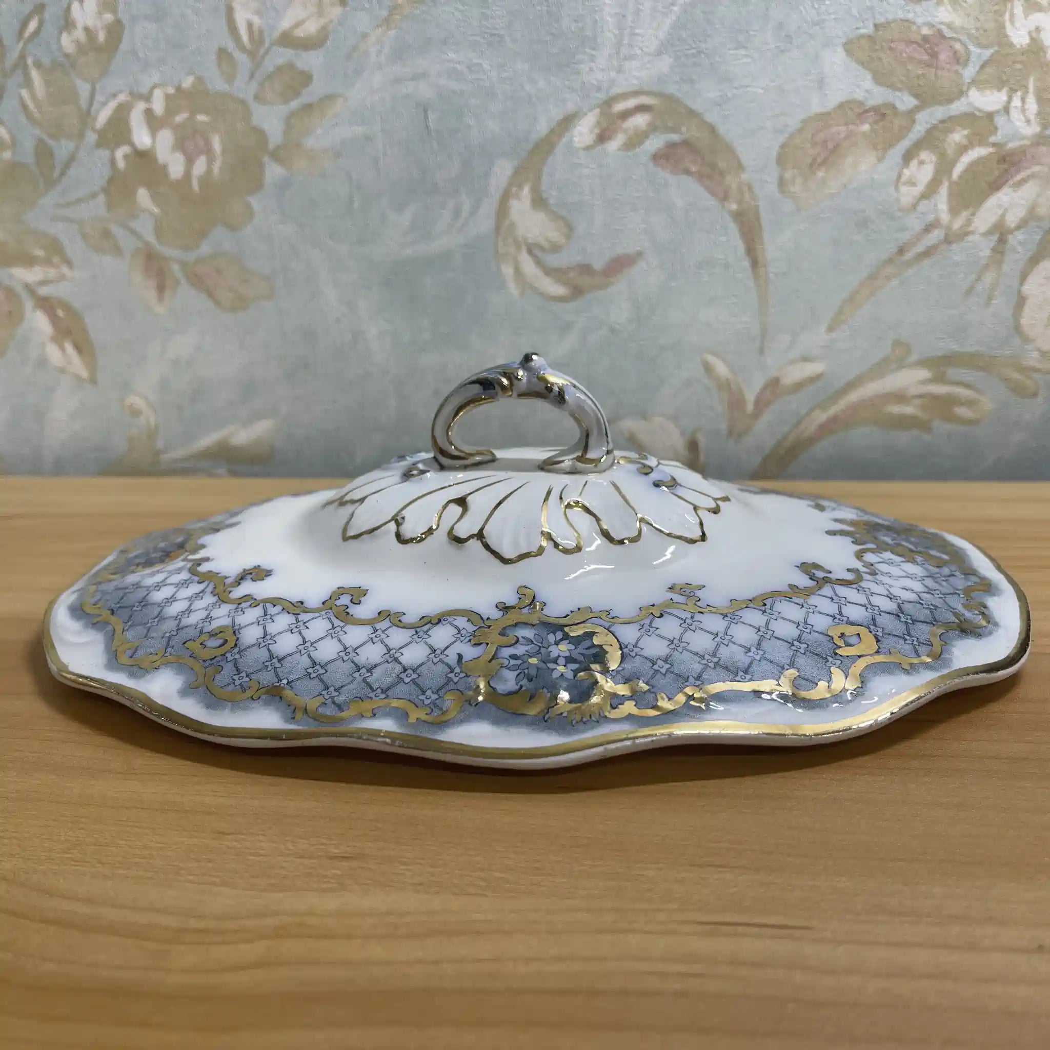 [Antique] Soup Turine / Furnivals / Venice / Estimated around 1900 / Pottery / England / Rocaille, scroll, lattice work