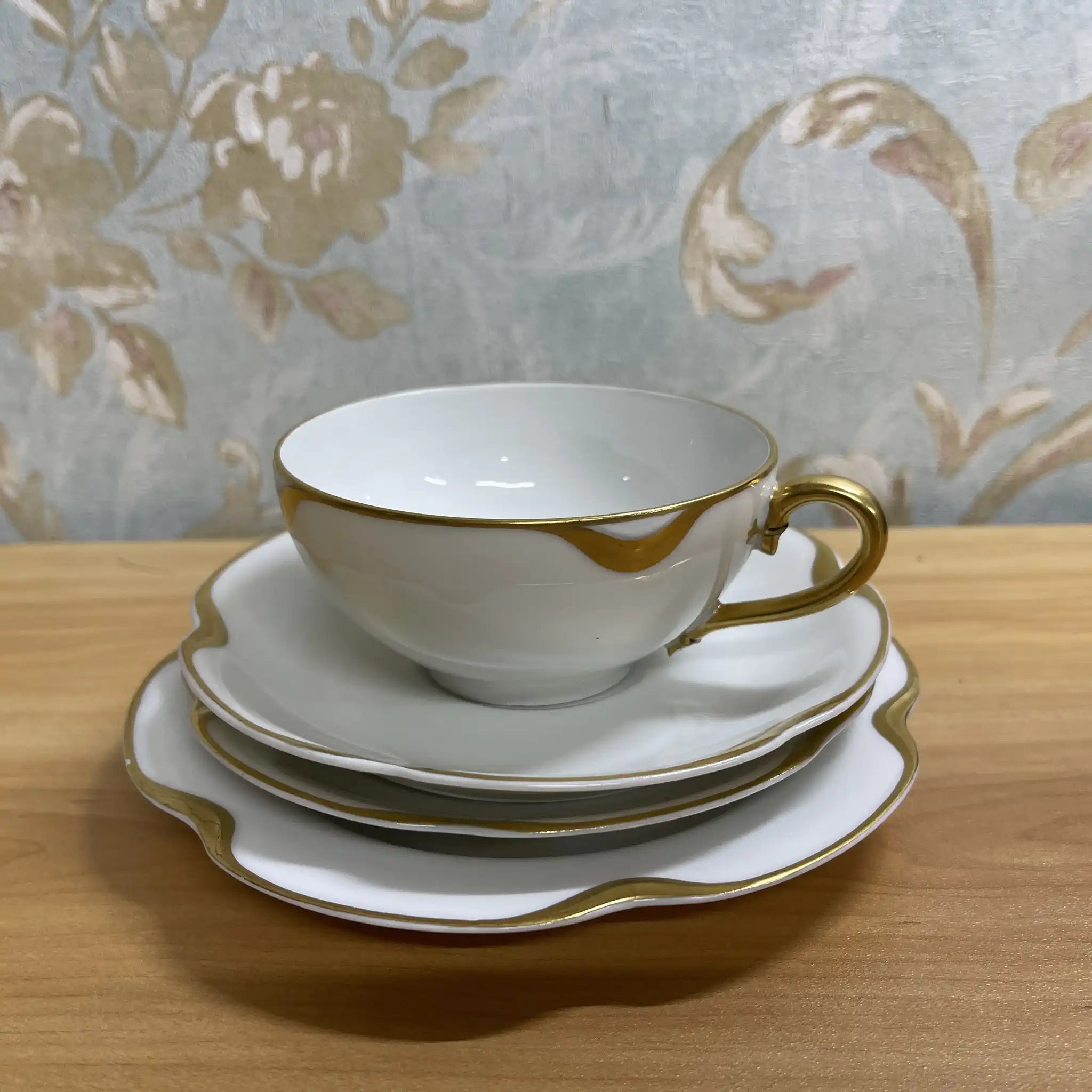 [Antique] Trio (tea cup & saucer + dessert plate) + saucer