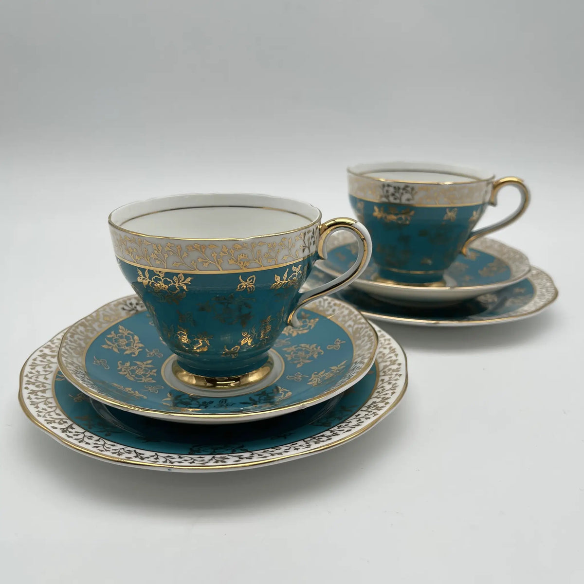 SALISBARY（索尔兹伯里）/杯子&碟子三人组/ 1940年代后期~ 1950年代左右/ Bone China /英国/ 金彩，淡蓝色，金彩装饰，阿拉伯金彩冻结图案，蚀刻/[复古]