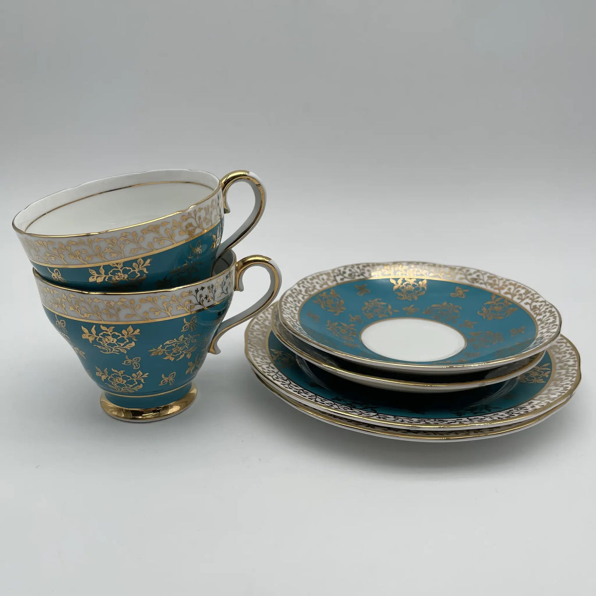 SALISBARY（索尔兹伯里）/杯子&碟子三人组/ 1940年代后期~ 1950年代左右/ Bone China /英国/ 金彩，淡蓝色，金彩装饰，阿拉伯金彩冻结图案，蚀刻/[复古]