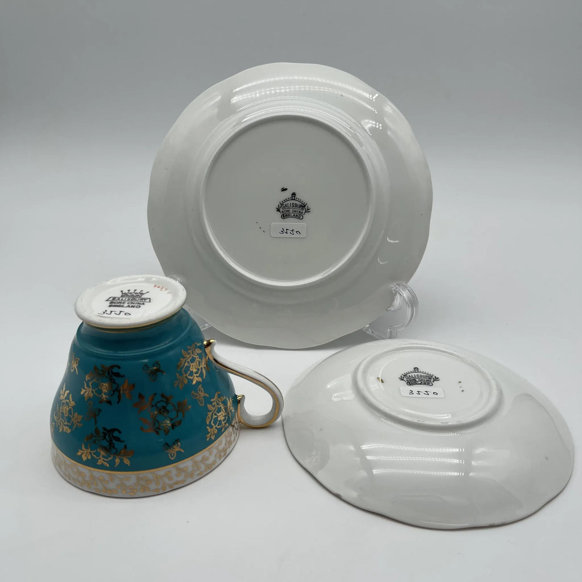 SALISBARY（索尔兹伯里）/杯子&碟子三人组/ 1940年代后期~ 1950年代左右/ Bone China /英国/ 金彩，淡蓝色，金彩装饰，阿拉伯金彩冻结图案，蚀刻/[复古]