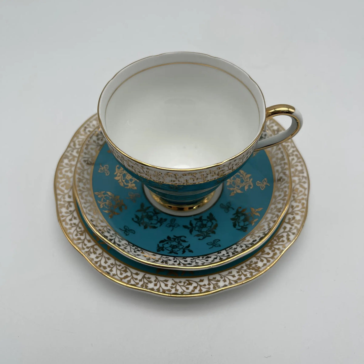 SALISBARY（索尔兹伯里）/杯子&碟子三人组/ 1940年代后期~ 1950年代左右/ Bone China /英国/ 金彩，淡蓝色，金彩装饰，阿拉伯金彩冻结图案，蚀刻/[复古]