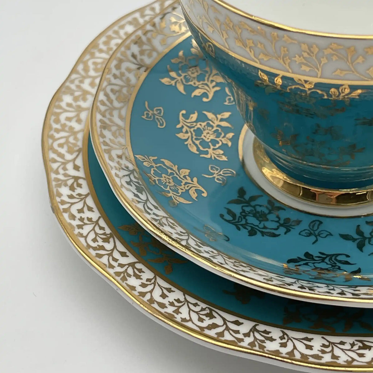 SALISBARY（索尔兹伯里）/杯子&碟子三人组/ 1940年代后期~ 1950年代左右/ Bone China /英国/ 金彩，淡蓝色，金彩装饰，阿拉伯金彩冻结图案，蚀刻/[复古]