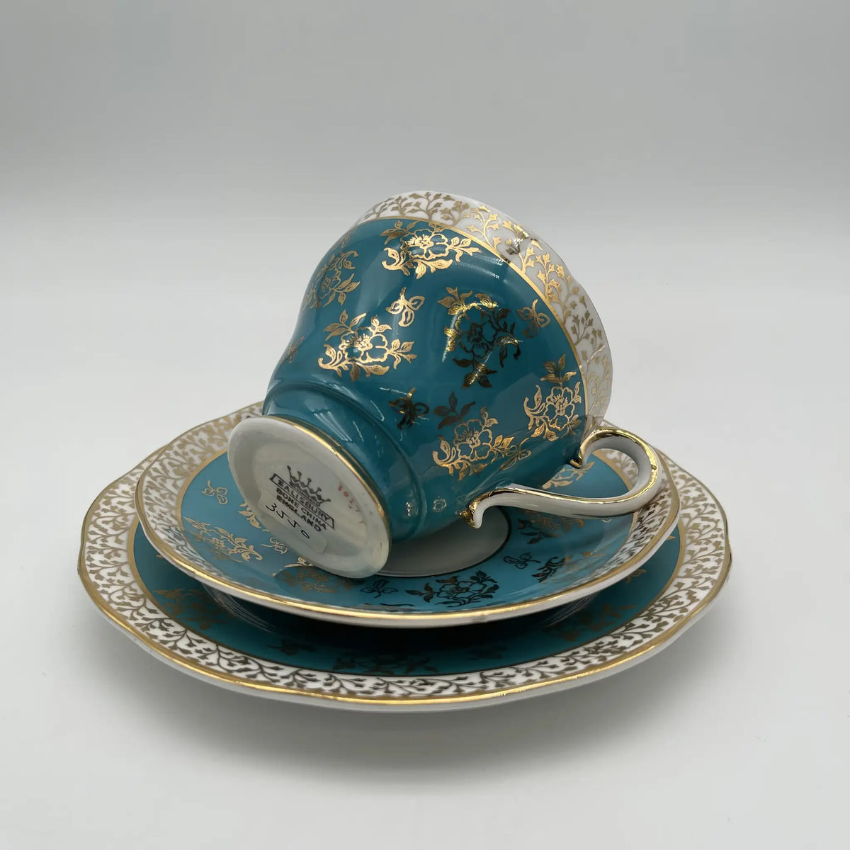 SALISBARY（索尔兹伯里）/杯子&碟子三人组/ 1940年代后期~ 1950年代左右/ Bone China /英国/ 金彩，淡蓝色，金彩装饰，阿拉伯金彩冻结图案，蚀刻/[复古]