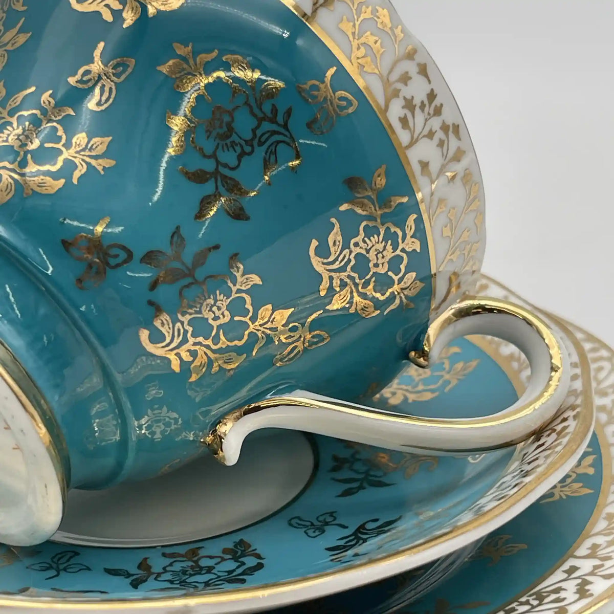 SALISBARY（索尔兹伯里）/杯子&碟子三人组/ 1940年代后期~ 1950年代左右/ Bone China /英国/ 金彩，淡蓝色，金彩装饰，阿拉伯金彩冻结图案，蚀刻/[复古]