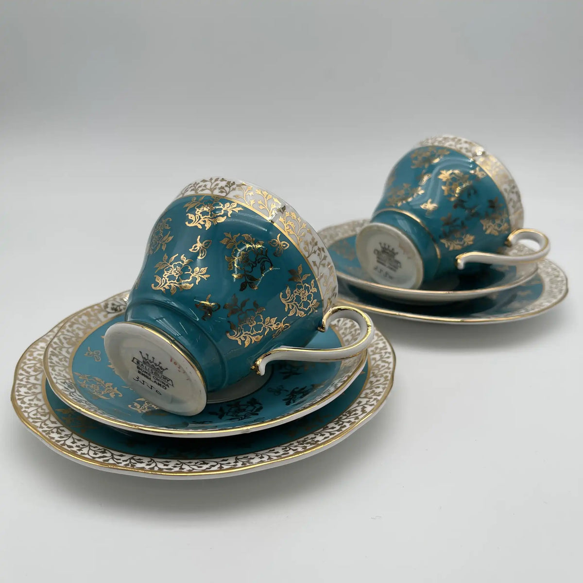 SALISBARY（索尔兹伯里）/杯子&碟子三人组/ 1940年代后期~ 1950年代左右/ Bone China /英国/ 金彩，淡蓝色，金彩装饰，阿拉伯金彩冻结图案，蚀刻/[复古]