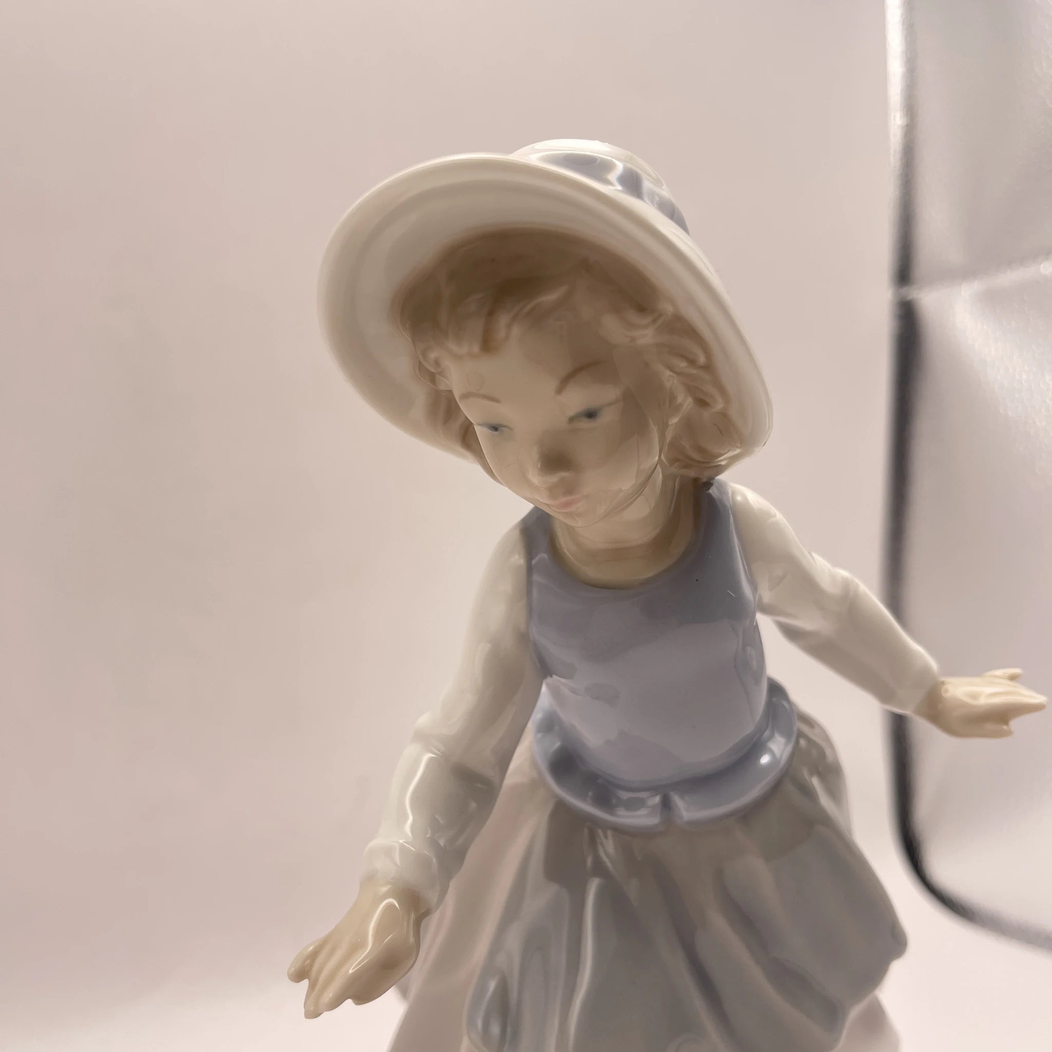 リヤドロ LLADRO NAO 鳩を抱く少女 フィギュリン スペイン 箱入り