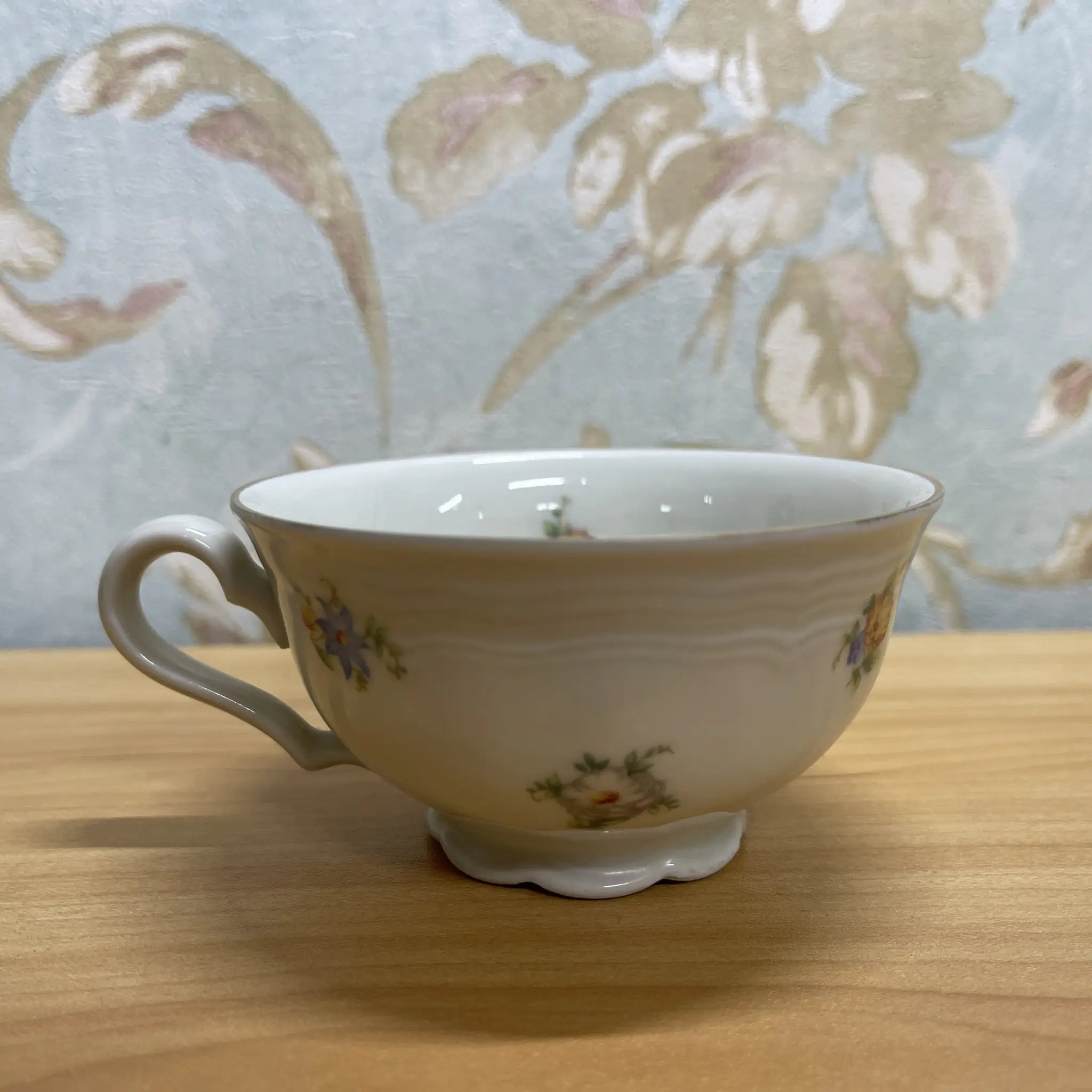 [Vintage] Trio (C&S + dessert plate) + saucer 2P