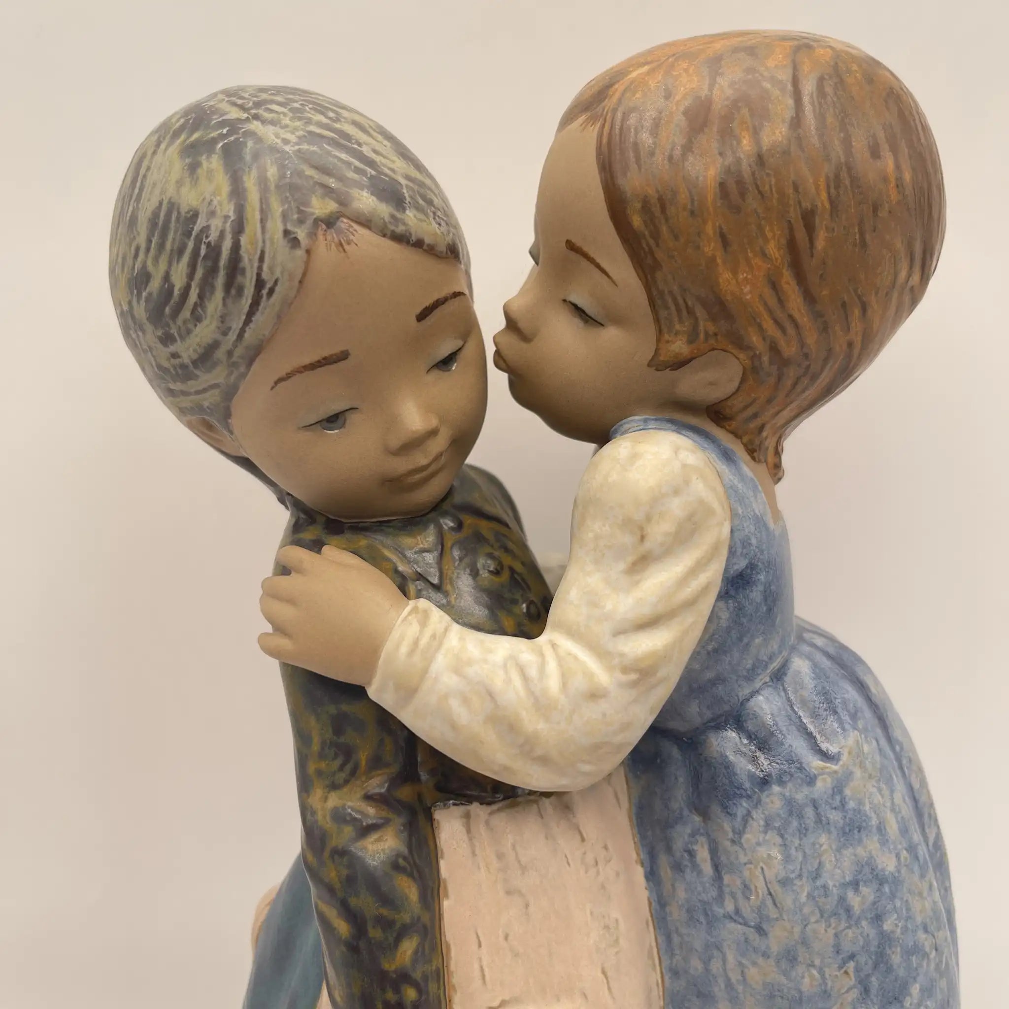 【复古】作品/ LLADRO（利雅多罗）/小吻(Little Kiss) / 1978年~ 1985年/波塞林/西班牙/ 抛光，柔和的色彩，手工瓷器